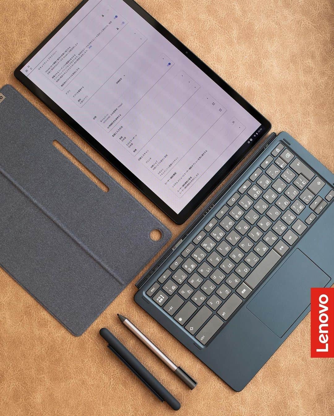 レノボ・ジャパンのインスタグラム：「～いつでもフル装備、どんな場面でも使えるChromebook～   【Lenovo IdeaPad Duet 560 Chromebook】 多様性・ポータブル性を実現した2-in-1Chromebook。 本体機能はもちろんのこと、オプションまでフル装備になっており、 背面にタッチペンを入れるケースを取り付けられるようになっています。 Lenovo USIペンとケースは付属商品で、本体とセットで持ち歩けるから便利です。 フォリオキーボードは、キーピッチが約19mmあり、ストロークは浅めながらしっかりとしたクリック感があって打鍵感は良好。非常に使いやすくオススメです。 背面までこだわり抜いた商品設計で、いつでもどこでもChromebookを手放せません。  ＿＿＿＿＿＿＿＿＿＿＿＿＿＿＿＿＿＿＿＿   #Lenovo #レノボ #パソコン #IdeaPad #PC #タブレット #ガジェット #USB #Chromebook #google #アプリ #googleplay #タッチペン付き #USIペン #超軽量 #スリム #いつでも #どこでも #持ち歩き便利 #あらゆる場面で活躍」