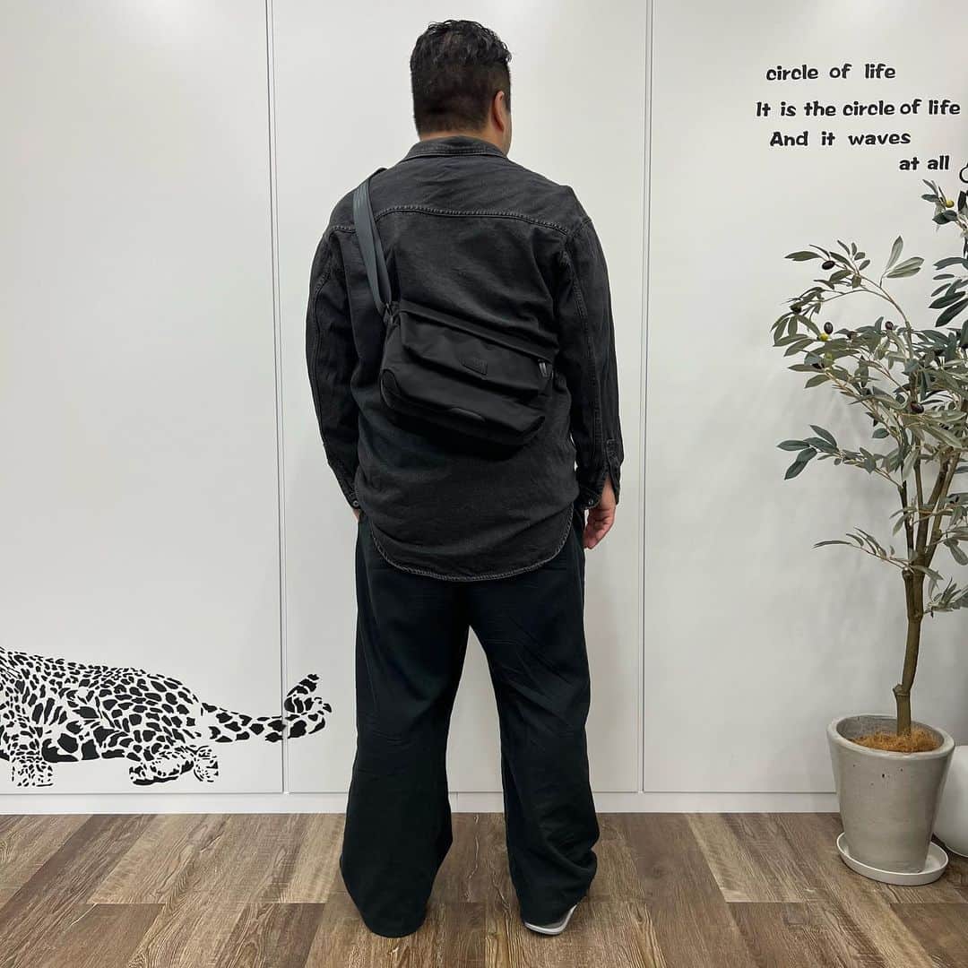 のインスタグラム：「TORATO スタッフコーディネート🐯  Manhattan Portage BLACK LABELのショルダーバッグでオールブラックコーデ。今ならノベルティもプレゼント中です！  --------------------------------------------- 商品詳細:  < Manhattan Portage BLACK LABEL >  マンハッタンポーテージブラックレーベル TWILL MESEROLE MESSENGER BAG MP1616TWLBL NV1  ￥28,600 (税込)  上品なメッセンジャーバッグのミニサイズバージョン。  1983年にニューヨークで創業したブランド、マンハッタンポーテージ。そのバックボーンともいえる、メッセンジャーバッグのスピリットを継承した普遍的なデザインや高品質の素材、高い技術を駆使し、よりフォーマルなシーンに対応できるバッグとして開発されたのがブラックレーベルです。アーバンスタイルに適応したバッグであり、充実したスペックやデザイン性を兼ね備えた機能性、そして様々なシーンを想像することで生まれる多様性を追求し続けています。上品さと機能性を兼ね備えたメッセンジャーバッグのミニタイプは、きちんとしたスタイルにも合わせやすいアイテムです。 ---------------------------------------------  ▼TORATO @torato.jp  #torato#manhattanportageblacklabel#manhattanportage#bag#sholderbag#fashion#tokyo#shinjuku#instagood#instalike#instafashion#ootd#トラト#マンハッタンポーテージ#バッグ#ショルダーバッグ#スタッフコーデ#スタッフコーディネート#staffcode」