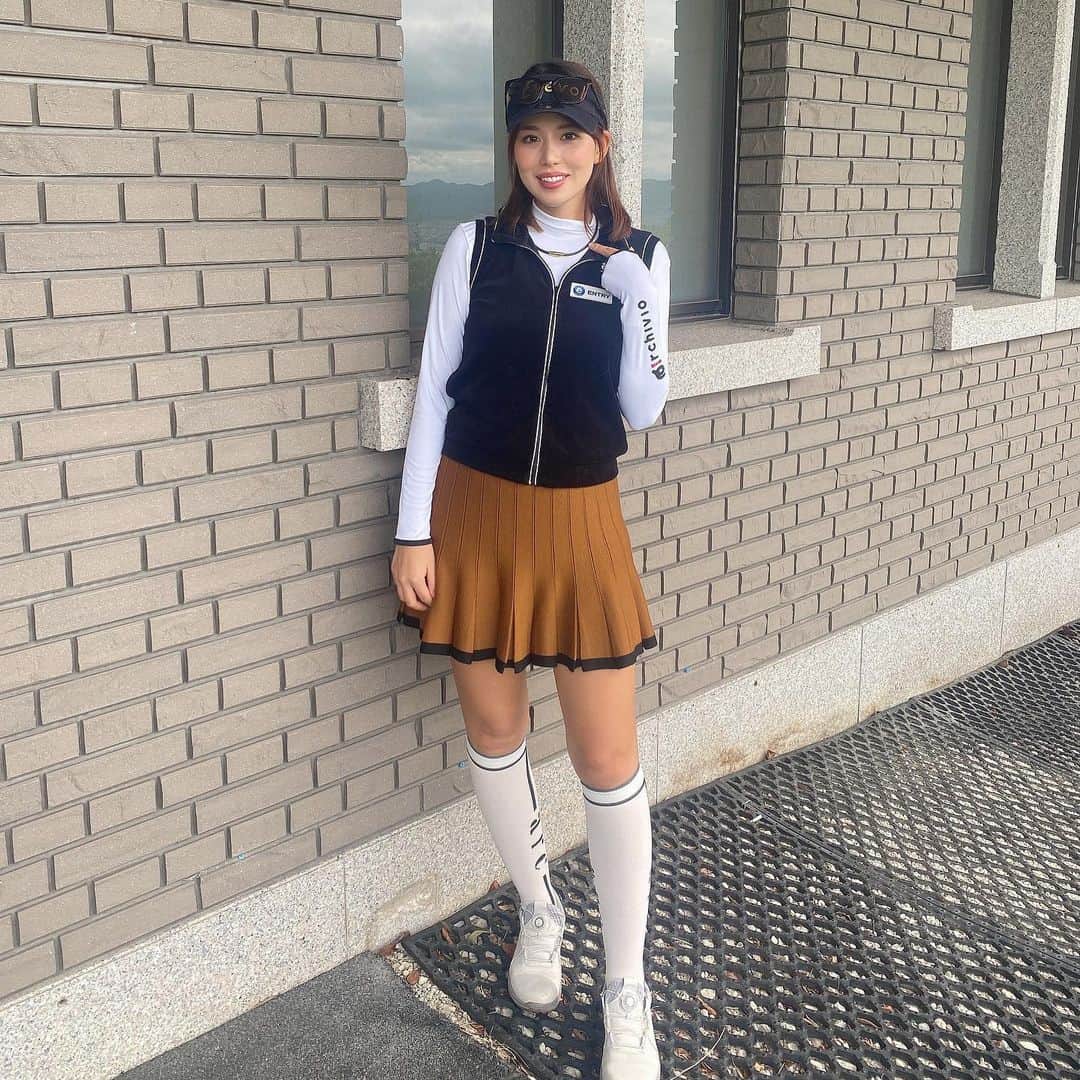 原田怜奈のインスタグラム：「久々に秋ゴルフ⛳️ まだ全てのショットは 打てないけど、 だいぶ良くなりました🙃  だけど全くトレーニングしなかったら 筋肉落ちすぎてこんな痩せ方したくなかった😢  @angle_._official の 新商品も着用しました🫶🏻 デザインも可愛いし、 アクセサリーとしても❤︎ . . . . #女子ゴルフ #ゴルフ @angle_._official」