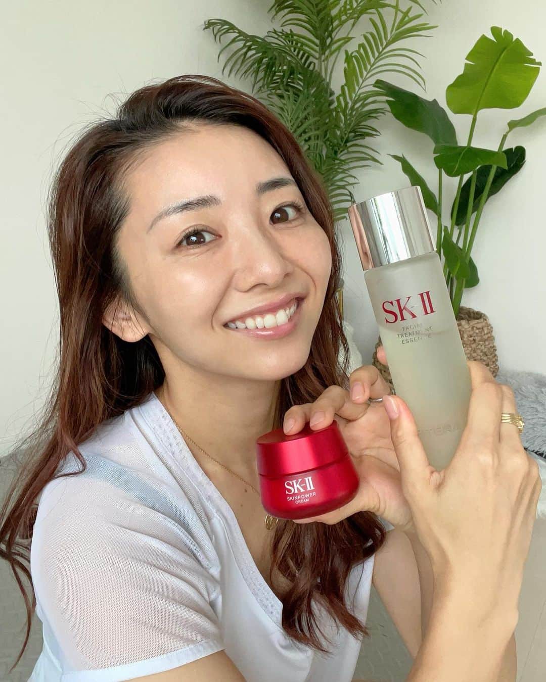 のインスタグラム：「※ちょっと惚気入ります（長くてごめんw）   ちょうど25歳くらいの時かな？ 忘れられない思い出があってね🌱   当時私は金融の会社員でめちゃくちゃハードに働いてた時期で、お肌も心もボロボロで、何やってもテンションが上がらなくて、結構ズーンとしてたの（みんなもそういう時あるよね？）   でそんな時にたまたまダーウィンがアメリカに出張に行って帰ってきたのね。 でアメリカのお土産のお菓子を出しながら、   「でもアメリカのお菓子とかより、まりなはこれが喜ぶと思って！免税店で買ってきたよ！」   って買ってきてくれたのがこのSK-IIのピテラ™️ エッセンス！   思わず、きゃーーーーっ！😍って叫んだよ😂   私がお肌に悩んでいるのを出張先でも考えてくれてたダーウィンにキュンとしたのと、ずっと憧れてたSK-II様のプレゼントに、もう天地がひっくり返るほど喜んだ🥹🤣   そして25歳の私は憧れのピテラ™️を初体験して大衝撃。   ぐんぐんお肌に染み込んでいく感覚(※浸透は角質層まで)と、その後のお肌のハリが全然違う。お肌の調子がいいだけでこんなに気分も変わるの？って。   あの日から、もう私はSK-IIの虜です。   あの衝撃から数年経って30代に差し掛かったとき。  本気で年齢に応じたケアを考えてまた手に取ったのはSK-II ピテラ™️ エッセンスでした。   一滴一滴つけるたびに「あ〜私いま自分のためにご褒美あげてるんだ〜」って実感できる。   朝や夜スキンケアしながら、首周りや顔周りの筋肉を伸ばして小顔体操するのも私のルーティン✌️  何かしながらの体操は本当に続くし、ズボラな私が唯一習慣化した方法です😂  そして「自分の心を踊らす化粧品」を使ってエイジングケア(※年齢に応じたケア)するのも、素敵に年を重ねる方法の一つだと思う。  今新しく教えてもらって加えて使いはじめたのが、スキンパワー クリーム。まさに360度全方位スタンバイOK！な、肌のキメを整えて、滑らかな肌触りになる感じ。ハリがなくなると元気ない感じに見えちゃうから、エクササイズでボディのハリはもちろん、顔もハリこそまずケアしたい！  25歳というタイミングで、SK-IIを知ることができて、本当に良かった。ダーウィンありがとう🙏らぶ✨   みんな素敵に年を重ねようね✨   #SKII #ピテラ #スキンパワー #スキンパワークリーム #pr」