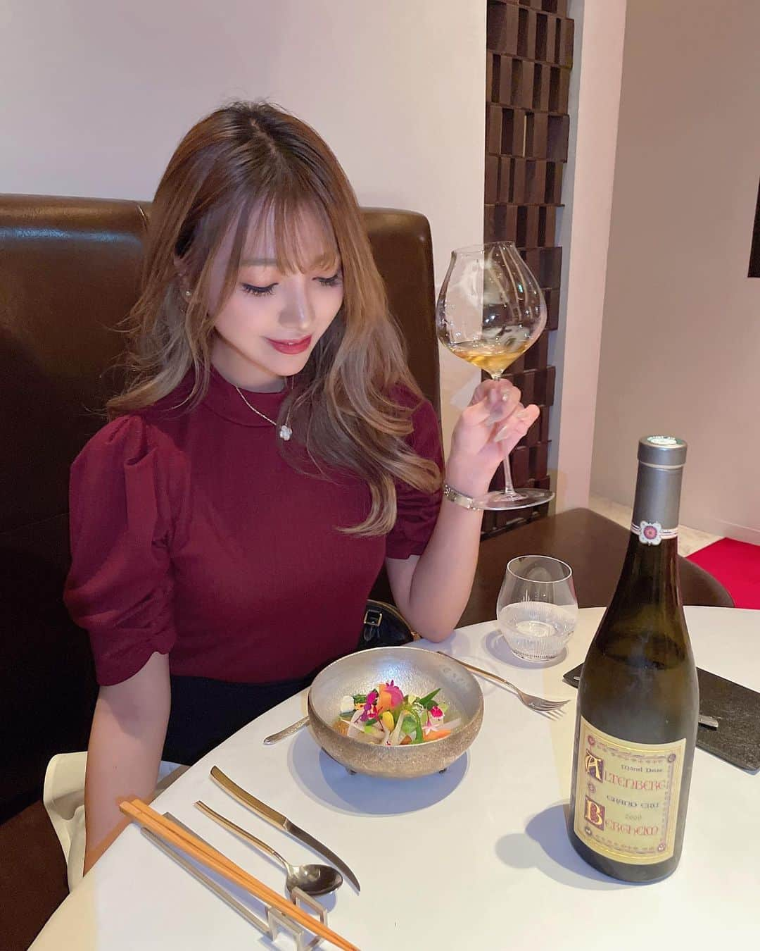 ちゃむのインスタグラム：「フレンチ料理食べて来た🍷 . . ここでは総額700万もするワイン色んなのが10万のコースで楽しめるお店でとても貴重な体験になりました❤️ . 因みにワイン苦手だった私でもほんっとうに美味しく感じてびっくりした😳 今まで安いワインしか飲んだ事なかったからワインの美味しさに気づけてなんか嬉しい💎笑笑 . 美味しいお料理提供して頂きありがとうございました🍷 . みらい誘ってくれて本当にありがとう😘 未来とも会うの久しぶりだったから ぶあーって話しちゃったけど次は騒げる場所で聞いてください🐶 . . . 　#ラフィネス　#新橋フレンチ　#フレンチレストラン　#フレンチ　#東京ディナー　#東京レストラン　#2021 #レストランコーデ」