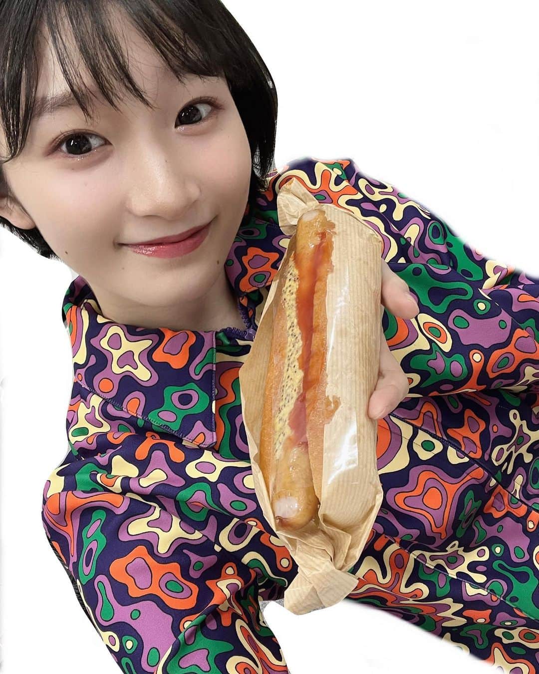 宮本佳林のインスタグラム：「♡  お話し会の休憩時間～！  Mgさんが買ってくれてた ホットドッグ美味しすぎたー！  #ホットドッグ #パン #お話し会」