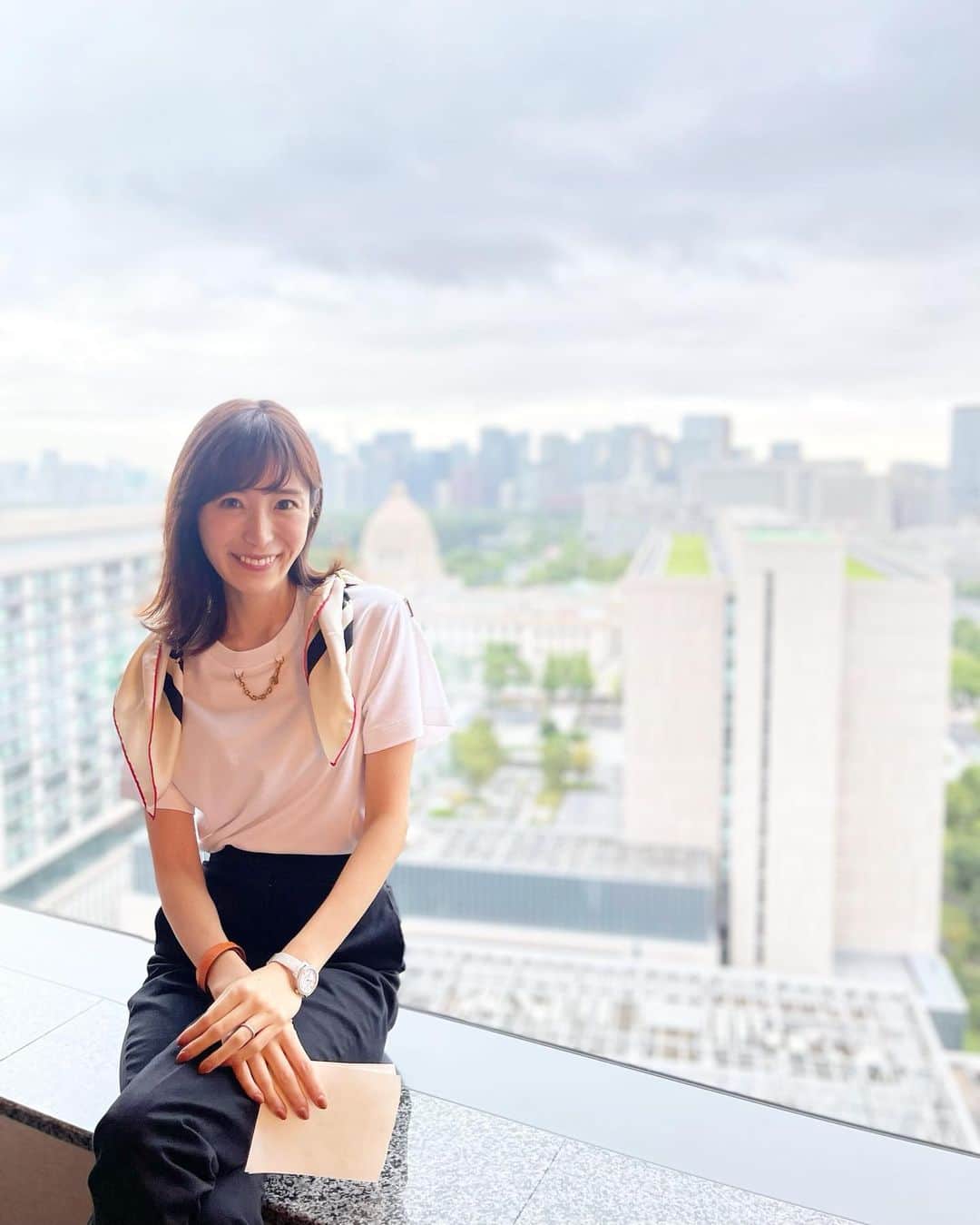 小林真由のインスタグラム：「3連休、直前に決めたキャピトルホテル東急へ〜 ⁡ 部屋に置いていただいたテントに大興奮！ 家のテントはそこまで遊んでないのに😂笑 非日常な場所はどこだって楽しそう..🤍 ⁡ maxmaraのパンツ、平日も履いているし土日も履いちゃうし、元をとりすぎました👖☁️ ⁡ ⁡ ⁡ #ファッション #コーデ #ママコーデ #女の子ママ #男の子ママ #ママライフ #コーディネート #３歳 #２歳 #ベビー #二人育児」
