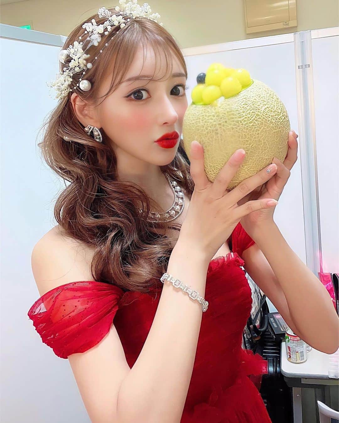 明日花キララのインスタグラム：「姫と王子👸🏼🌹🤴🏻 @fashionleaders1 ありがとうございました！！  王子から姫に薔薇を渡したのに、もう一つ隠し持っていた薔薇を会場の誰かにプレゼントしそれに怒った姫が王子から貰った薔薇を投げちゃうという、王子からの細かい演技指導の元ステージを歩きました😂😂  #うちらが歩けばそこはレッドカーペット🚩」