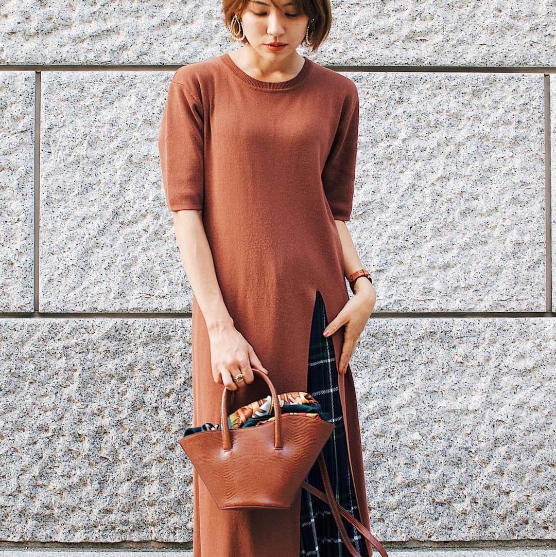 小松あやのインスタグラム：「. 明茶🦧深緑🐊コーデ 　 最近スカートは履かないんですか？ ってコメントをいただきましたが、 そういえば履かなくなりました🥹 　 滑り台滑らなきゃいけないし← 　 ブランコも漕がなきゃだし、 ダンゴムシつかまえなきゃだし、 鳩も追いかけなきゃいけないし、 泥だらけのお手手をつないで歩くので、 きれいなひらひらスカートやヒール👠は もう遠い存在になりました👋🏽サヨナラ🥹 　 キレイなカッコできるママさん、 公園にもたくさんいるけど、本当尊敬する。 　 この中に履いてるのも、 スカートに見えて実はワイドパンツ𓂃𓈒𓏸 　 tops ▶︎ no brand bottoms ▶︎ #designaera  bag ▶︎ @littleliffner  　 #秋コーデ #ブラウンコーデ #シンプルコーデ #３０代ファッション #お出かけコーデ #アラフォーファッション #アラサーコーデ　#プチプラコーデ」