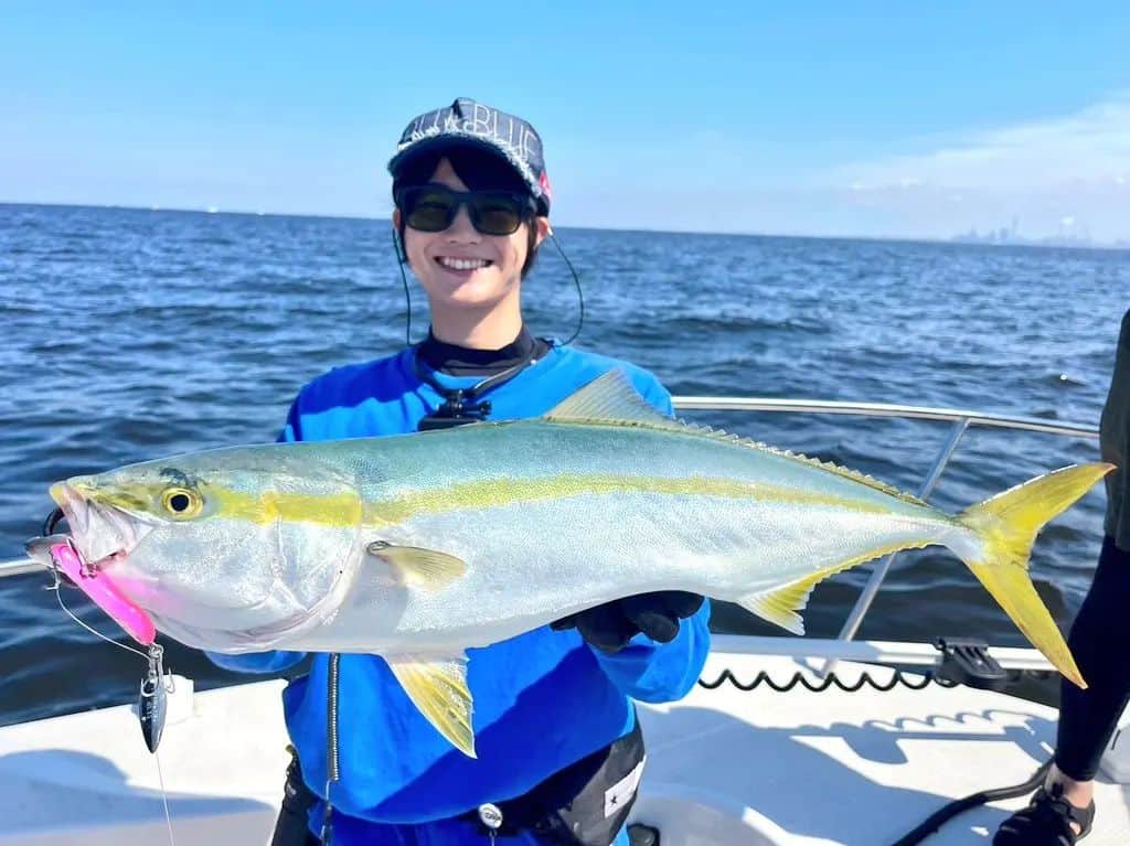 外山将平のインスタグラム：「釣りダンロケ!!🐟 東京湾､嬉しいゲストのワラサも登場してくれました！ 秋が来てますね。🍁　　　　　　　　　　　　　 　　　　　　　　　　　　　　　　　　　　 #BlueBlue　 #アングラーズマイスター　　　　　　　　　　　　　　　　　 #メタルシャルダス　　　　　　　　　　　　　　　 #TOKYO　　　　　　　　　　　　　　　　　　 #autumn　　　　　　　　 　　　　　　　　　　　　　　　　　　　 　　　　　　　　　　　　　　　　　　　　　　　　　 　　　　　　　　　　　　　　　　　　　　　  ◆釣りにかかわらず､出たゴミは持ち帰りましょう！ 一人一人の意識で自然は守れます。 釣り場､自然を大切に😊　　　　　　　　　　　　　　　　  ◆キャスト時は必ず後方確認をして ルアーや針が歩行者､同行者に当たらないようにしましょう。　　　　 　　　　　　　　　　　　　　　　　　　　　　　　　　　　　　 ◆釣り際はライフジャケット着用をお願い致します。　　　　　　　 命を守りましょう！　　　　　　　　　　　　 　　　　　　　　　　　　　　　　　　  ◆アングラーズ↓🎣 将平(syohei) https://anglers.jp/users/530231 こちらもチェックお願い致します😊　　　　　　　  ◆Twitter↓ https://mobile.twitter.com/syohei_1108 こちらもフォロー宜しくお願い致します！🙇‍♂　　　　　 　　　　　　　　　　　　　　　　　　　　　　　　　 ◆YouTube⇩(始めました！チャンネル登録お願いします😊) https://youtube.com/channel/UC07x3DbJCNv_gAFvAjaWQMQ 　　　　　　　　　　　　　　　　　　　　 　　　　　　　　　　　　　　　　　　　　　　　 　　　　　 　　　　　　　　　　　　　　　　　　　　 　　　　　　　　　　　　　　　　　　　　　　　　　　　　 #今日の外山 #俳優 #外山将平 #fashion #釣り好きな人と繋がりたい #釣りスタグラム #シーバス #東京湾奥 #釣りの成長記録 #釣りで人生を豊かに  #fishing #lurefishing #lure #bass #catchandrelease #fish #fishinglife #bigfish #lunker #angling #instafish #saltlife #bassfishing #seabass #photography」