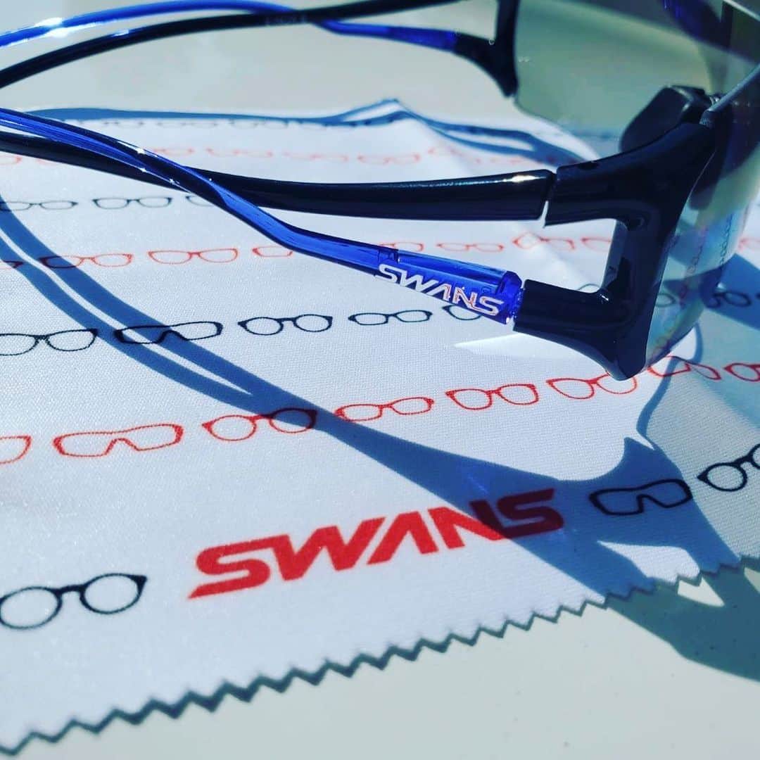 穴井詩さんのインスタグラム写真 - (穴井詩Instagram)「スワンズさんいつもありがとうございます🥺  愛用してる軽いフレームに これは曇り空でもよく見えるレンズ😎  #swans #サングラス」9月28日 12時16分 - lala.anai