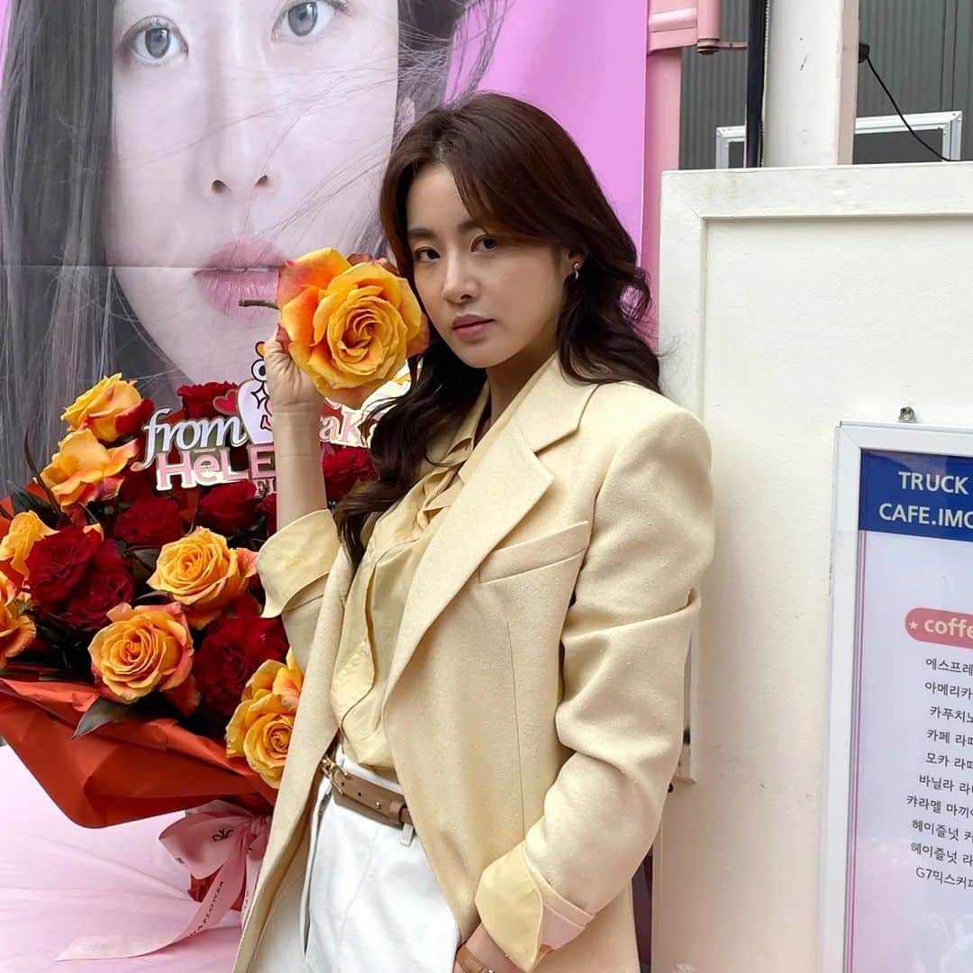 カン・ソラのインスタグラム：「@helenaflower_seoul 승재언니가 보내준 커피차♡ 커피차도 보내준사람을 닮나보다 아주 러블리하네  힘내서 끝까지 열심히 합시다」