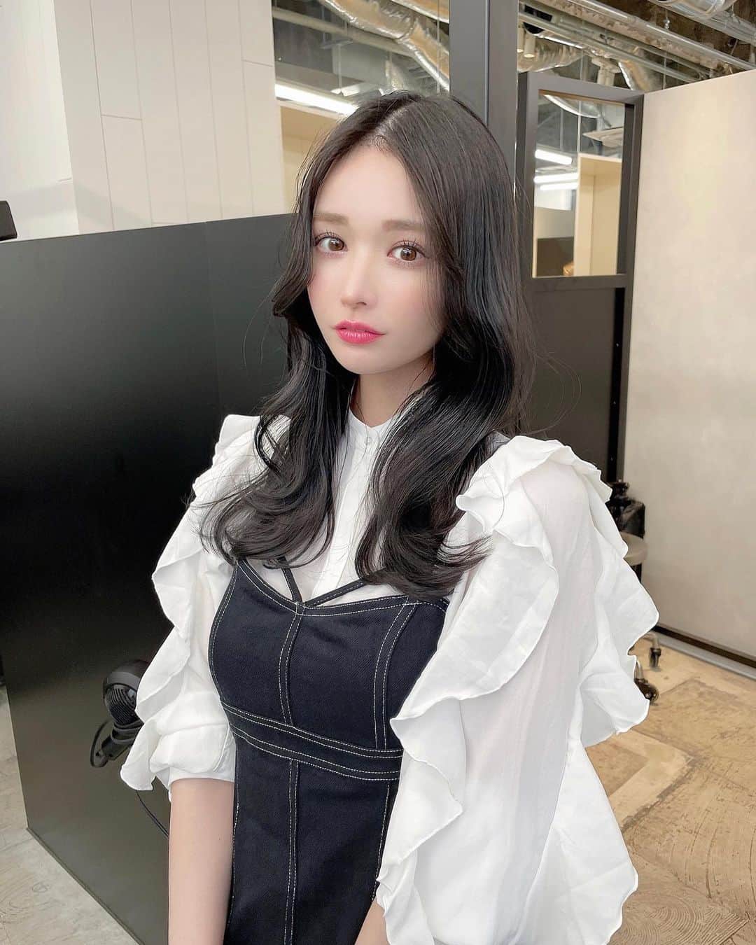のインスタグラム：「美容室行ってきた💇‍♀️  一旦髪の毛リセットしたいから根元染めずに明るくなった部分を地毛と同じ色にしてもらったー♪  #美容室#美容院#newhair#黒髪#巻き髪#ワンピース」
