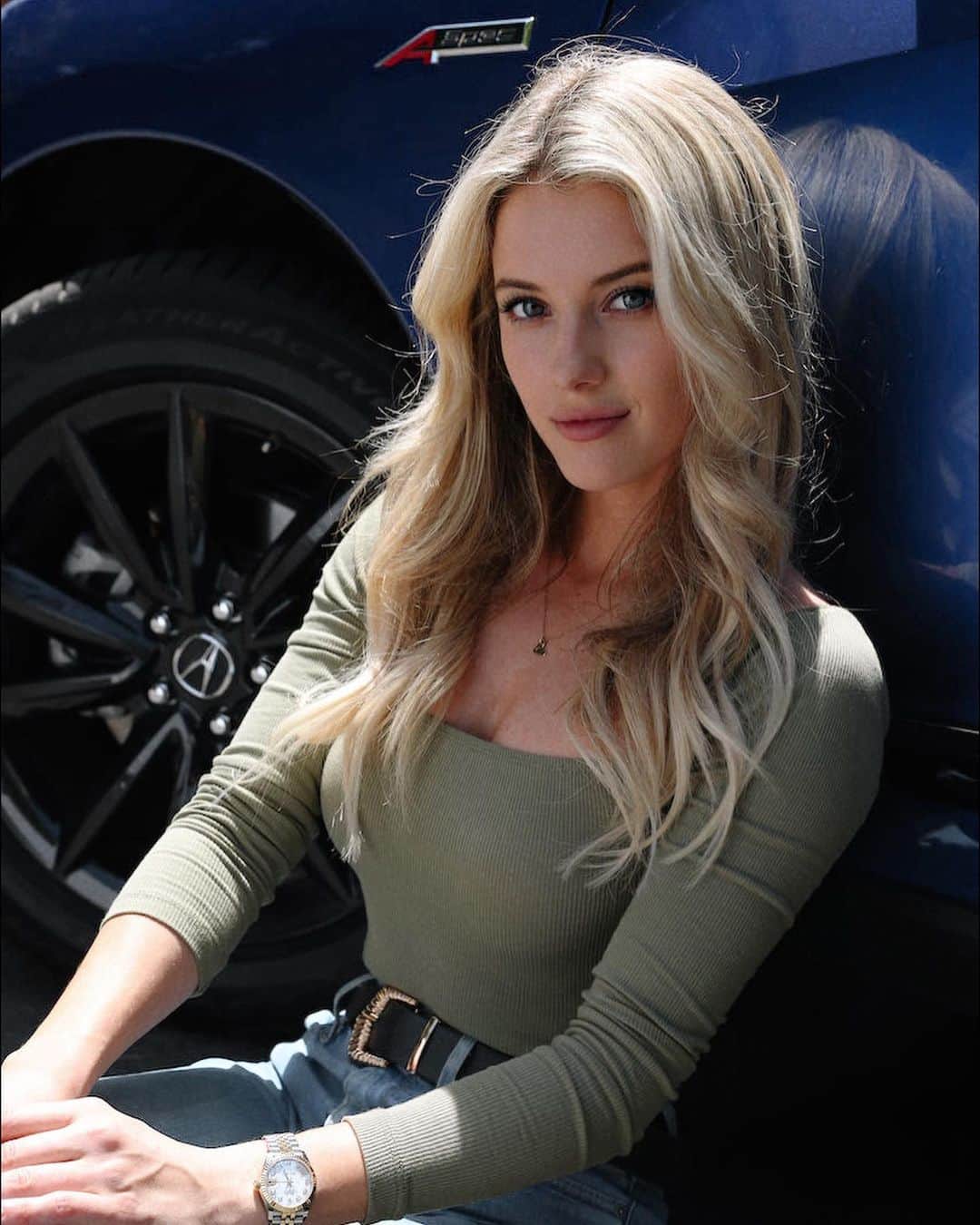 Lindsay Brewerのインスタグラム：「some photos from my shoot with @pirelliusa for their new WeatherActive tires📸🤍 #weatheractive #pirelli #allweather」