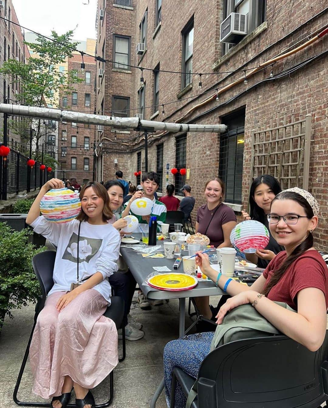 小林さやかさんのインスタグラム写真 - (小林さやかInstagram)「Teachers College, Columbia University に入学して早1か月が経とうとしています...!! 初めての留学で初めてのセメスターなので覚悟はしていましたが、やはり誰よりも英語ができない世界線がそこには広がっておりました。授業では一人だけ特別に録音させてもらい、クラスメイトが2時間で読める論文をわたしは2日かけて必死で読む毎日ですが、それなりに楽しんでおります。ほんとです。  ここにいられることだけで感動できるというのは、本当にありがたい経験だなぁと、たまに本当に胸に詰まるような想いでいっぱいになります。引き続きここで踏ん張ります！🏋️‍♀️  It has been almost one month since I enrolled at Teachers College, Columbia University...! This is my first time to study abroad and my first semester, so I was quite prepared for it, but I knew that I've never met someone whose English is worse than me. I'm the only person who was allowed to record classes (due to my poor listening skill) and I spend two days frantically reading papers that my classmates can read in two hours, but I am enjoying it.  It is a very gratifying experience for me to be able to be here and be moved just by it. I'll continue to hang in here! 🏋️  #columbiauniversity  #teacherscollege  #newyork  #studyabroad」9月28日 13時38分 - syk03150915