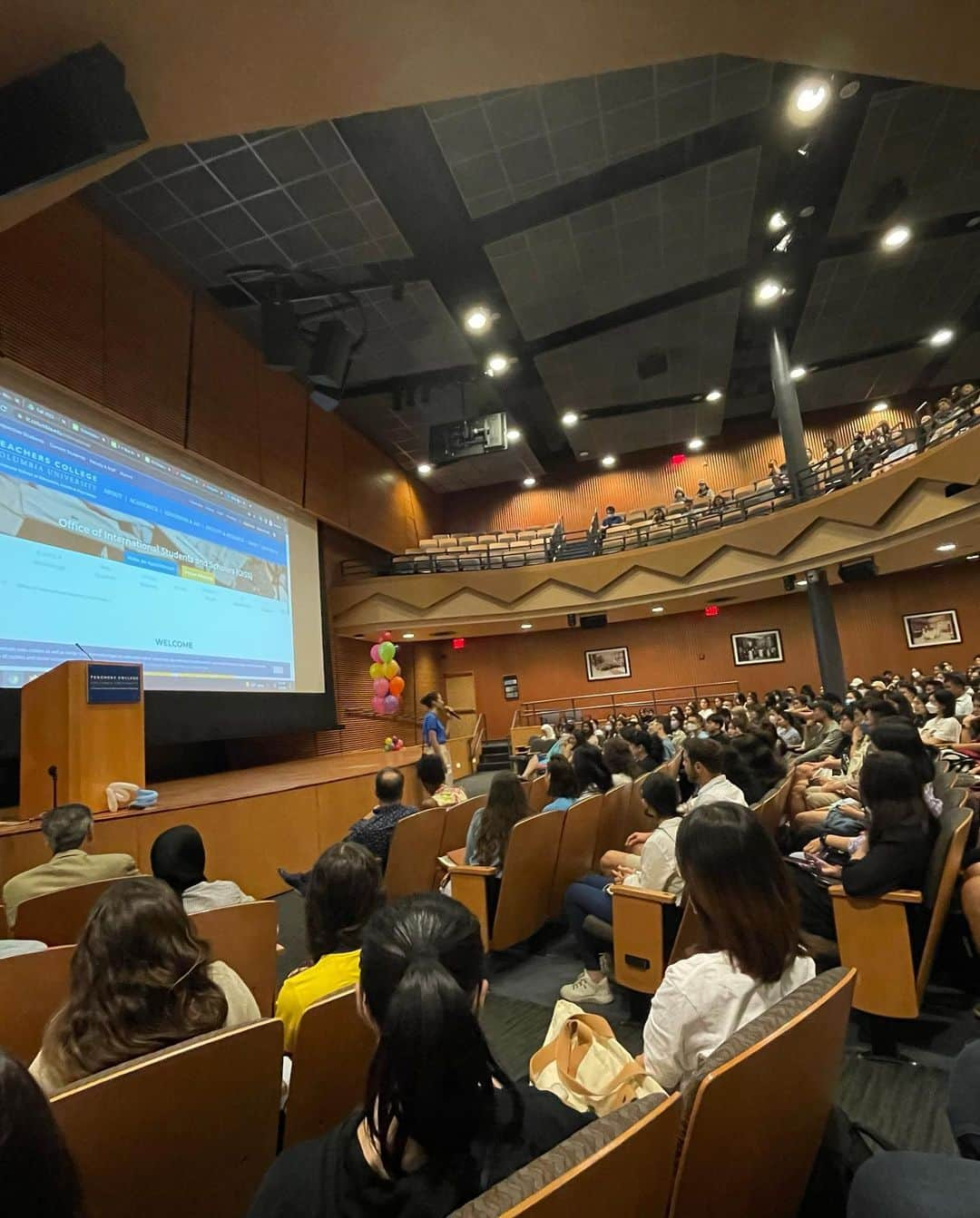 小林さやかさんのインスタグラム写真 - (小林さやかInstagram)「Teachers College, Columbia University に入学して早1か月が経とうとしています...!! 初めての留学で初めてのセメスターなので覚悟はしていましたが、やはり誰よりも英語ができない世界線がそこには広がっておりました。授業では一人だけ特別に録音させてもらい、クラスメイトが2時間で読める論文をわたしは2日かけて必死で読む毎日ですが、それなりに楽しんでおります。ほんとです。  ここにいられることだけで感動できるというのは、本当にありがたい経験だなぁと、たまに本当に胸に詰まるような想いでいっぱいになります。引き続きここで踏ん張ります！🏋️‍♀️  It has been almost one month since I enrolled at Teachers College, Columbia University...! This is my first time to study abroad and my first semester, so I was quite prepared for it, but I knew that I've never met someone whose English is worse than me. I'm the only person who was allowed to record classes (due to my poor listening skill) and I spend two days frantically reading papers that my classmates can read in two hours, but I am enjoying it.  It is a very gratifying experience for me to be able to be here and be moved just by it. I'll continue to hang in here! 🏋️  #columbiauniversity  #teacherscollege  #newyork  #studyabroad」9月28日 13時38分 - syk03150915