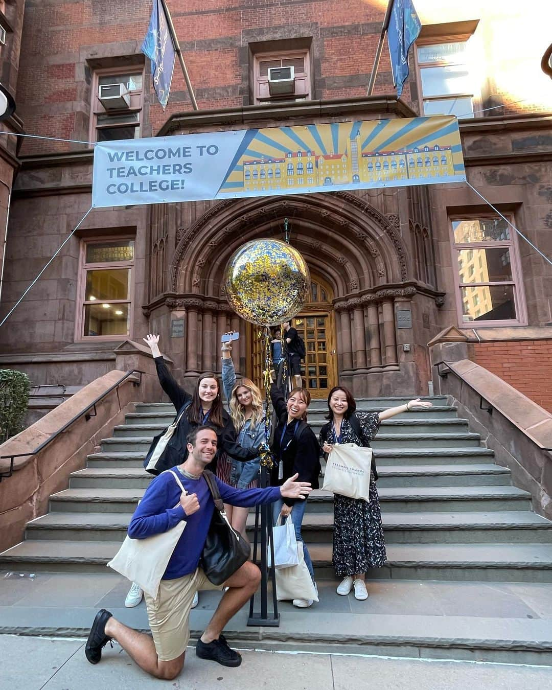 小林さやかさんのインスタグラム写真 - (小林さやかInstagram)「Teachers College, Columbia University に入学して早1か月が経とうとしています...!! 初めての留学で初めてのセメスターなので覚悟はしていましたが、やはり誰よりも英語ができない世界線がそこには広がっておりました。授業では一人だけ特別に録音させてもらい、クラスメイトが2時間で読める論文をわたしは2日かけて必死で読む毎日ですが、それなりに楽しんでおります。ほんとです。  ここにいられることだけで感動できるというのは、本当にありがたい経験だなぁと、たまに本当に胸に詰まるような想いでいっぱいになります。引き続きここで踏ん張ります！🏋️‍♀️  It has been almost one month since I enrolled at Teachers College, Columbia University...! This is my first time to study abroad and my first semester, so I was quite prepared for it, but I knew that I've never met someone whose English is worse than me. I'm the only person who was allowed to record classes (due to my poor listening skill) and I spend two days frantically reading papers that my classmates can read in two hours, but I am enjoying it.  It is a very gratifying experience for me to be able to be here and be moved just by it. I'll continue to hang in here! 🏋️  #columbiauniversity  #teacherscollege  #newyork  #studyabroad」9月28日 13時38分 - syk03150915