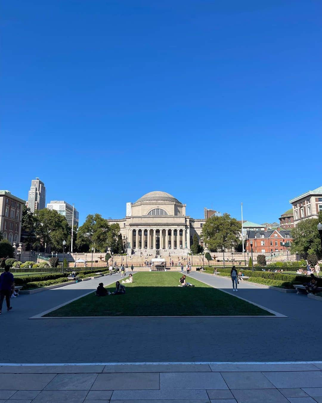 小林さやかのインスタグラム：「Teachers College, Columbia University に入学して早1か月が経とうとしています...!! 初めての留学で初めてのセメスターなので覚悟はしていましたが、やはり誰よりも英語ができない世界線がそこには広がっておりました。授業では一人だけ特別に録音させてもらい、クラスメイトが2時間で読める論文をわたしは2日かけて必死で読む毎日ですが、それなりに楽しんでおります。ほんとです。  ここにいられることだけで感動できるというのは、本当にありがたい経験だなぁと、たまに本当に胸に詰まるような想いでいっぱいになります。引き続きここで踏ん張ります！🏋️‍♀️  It has been almost one month since I enrolled at Teachers College, Columbia University...! This is my first time to study abroad and my first semester, so I was quite prepared for it, but I knew that I've never met someone whose English is worse than me. I'm the only person who was allowed to record classes (due to my poor listening skill) and I spend two days frantically reading papers that my classmates can read in two hours, but I am enjoying it.  It is a very gratifying experience for me to be able to be here and be moved just by it. I'll continue to hang in here! 🏋️  #columbiauniversity  #teacherscollege  #newyork  #studyabroad」