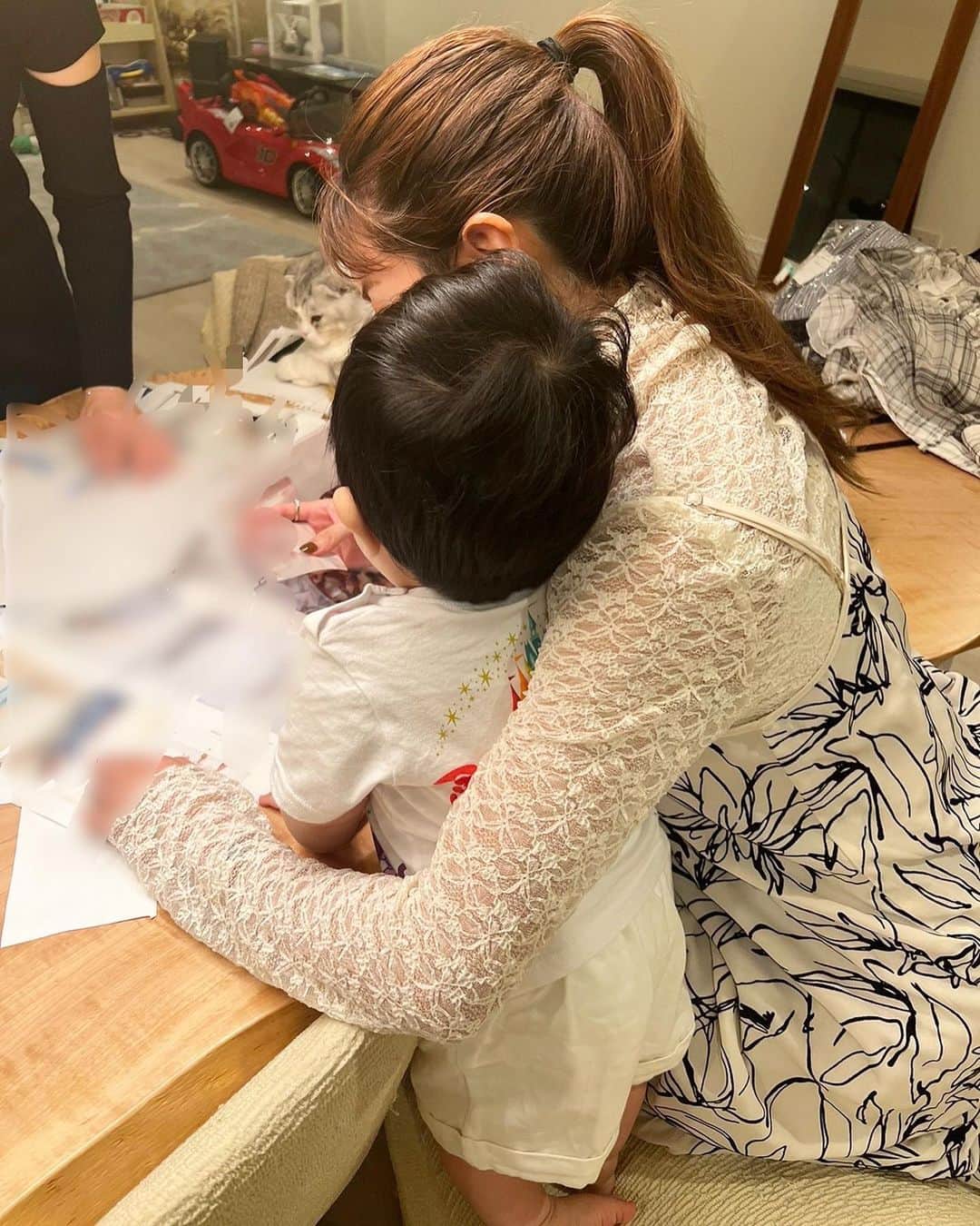 舟山久美子（くみっきー）のインスタグラム：「昨日はアパレルの細かいデザインのすり合わせをしてました✨💪 @micoameriofficial   子供が産まれてからは自宅MTGがほとんどですが、みんなにサポートされながらも、こうやってものづくりに携われるって有難いなぁとこの写真見ながら思った🥲🙏  みんないつもありがとう😭🙏❣️  (途中ちぇちぇくんと遊んでサボりタイムもはいりますが🫣🤍笑)  お洋服ってただ着るものではなく なりたい自分へ導いてくれるアイテムだと思っていて、  わたしはHSPで人の感情にとにかく敏感という事もあり、昔からコミュニケーションをとるのが苦手でした。そこでお洋服を通して自分を表現する楽しみをしり、『その服可愛いね、どこの？』と褒められる喜びや、誰かを可愛くして喜んでもらえる嬉しさを知りました☺️🙏🤍  アパレルを始めて、気づいたら10年。まだまだ未熟で自分に対して悔しいと思うことも多いですが…😮‍💨  これからも少しでもどなたかの人生が豊かになったら良いなぁ…♡ なんて妄想を膨らませながら作り続けております☺️  自分の好きな事 やり甲斐と思える事と出逢えた時 全力で没頭している瞬間や 成長を感じられる時って とても幸せだなと思えるよね🫶  頭も身体も休む時間は多くないけれど  もっともっと女性も自由に翼を持てる時代になっていったらいいなぁと。わたしに何か出来る事は無いかなぁ？と日々考えて、動いてみて、時間なーい！の繰り返しです。🫠  日々学び、成長しながらも 今日もいい日にしていきましょ🤍  (最後の動画にありますが、 息子がお仕事した後に褒めてくれました♡🥹きゅん😍)  #久美子の日常 #日記 #1歳ママ #男の子ママ」