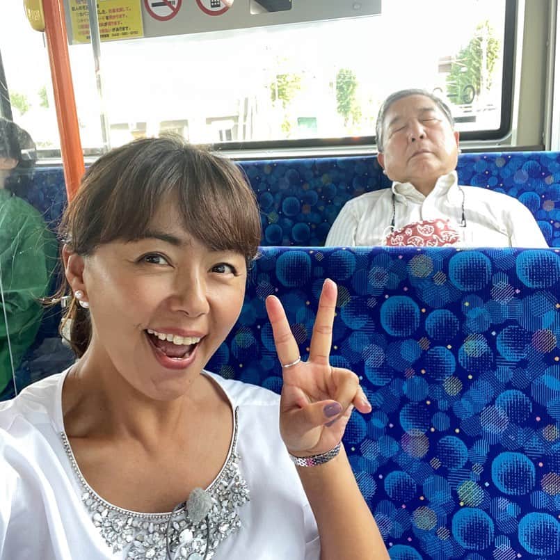 田中律子さんのインスタグラム写真 - (田中律子Instagram)「路線バスで寄り道の旅🚌ロケ  ゲストさまも、爆睡の巻🤣 めちゃくちゃ楽しいロケとなりましたーーー🤩食べて、しゃべって、買い物して、また食べて🍦🍡🥟🐟🍺  また放送日はお知らせいたします📺 さて、この爆睡したゲストさまは誰でしょーー🤣お楽しみに❤️  #路線バスで寄り道の旅  #テレビ朝日  #番組10年目に突入  #バス旅🚌  #徳さん安定の爆睡」9月28日 19時16分 - ri2kotanaka