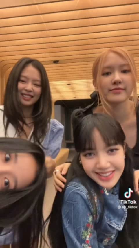 リサのインスタグラム：「How many times did you record?  BLACKPINK: YES!!   😭🤣🤣 . . . #LISA #LALISA #리사 #블랙핑크 #BLACKPINK #LALISAMANOBAN #LALISAMANOBAL #blackpinklisa #lisablackpink」