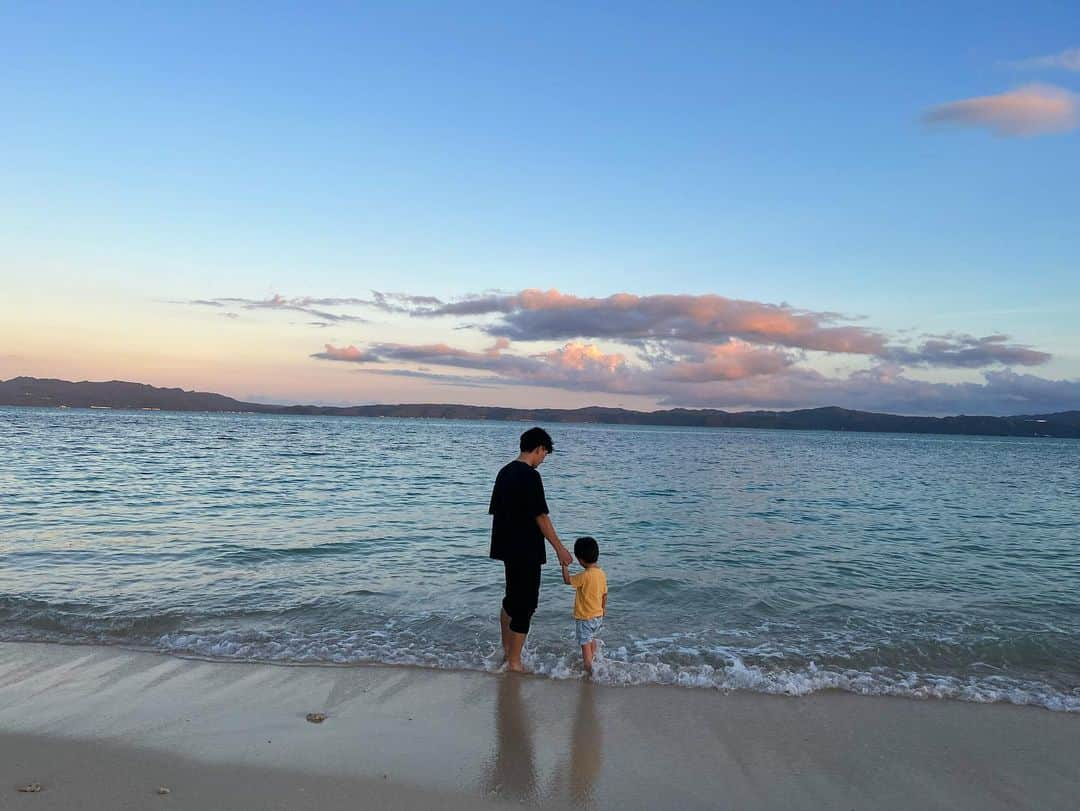 加藤未央のインスタグラム：「夏の思い出🐚💗🐠  長男は浮き輪を使って泳ぐのが大好きで得意になり、 次男は毎日島バナナをお腹いっぱいに食べていました🤗  #古宇利島」