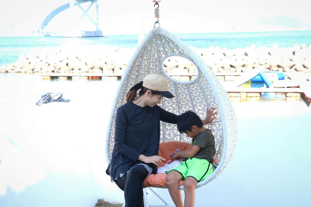 のインスタグラム：「淡路島🏝 @ata_1026 の子供達と一緒に！ 夏に出産だったので、今年最初で最後の海☀️☀️☀️ 楽しかった〜‼︎‼︎ #生後2ヶ月#淡路島#淡路#ジェットスキー#明石大橋#ラッシュガード#donoban」