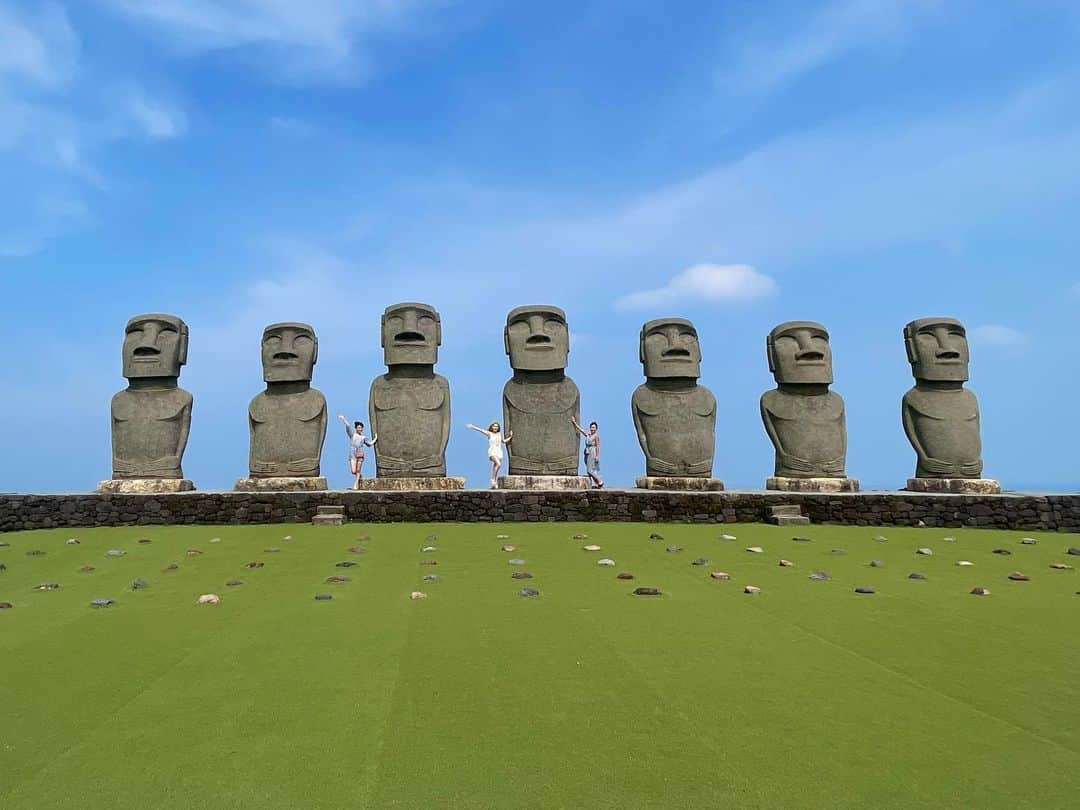 まっぴーのインスタグラム：「🗿🗿🗿🗿🗿🗿🗿  2022.7.19〜21  🌴宮崎旅行🌴  ６月にも2ヶ月連続でいった宮崎🥰 １回目は休みで行けなかったモアイ💖リベンジできてよかった🥹✌️  モアイ像🗿でっかいなぁ‼️😳✨ めっちゃ快晴でお天気最高💖  バスで行くしかなくて遠いしめんどくさいし🤣行くか迷ったけど💦行って大正解🙆‍♀️💕💕  #サンメッセ日南  #モアイ像 #🗿 #宮崎旅行　#女子旅」