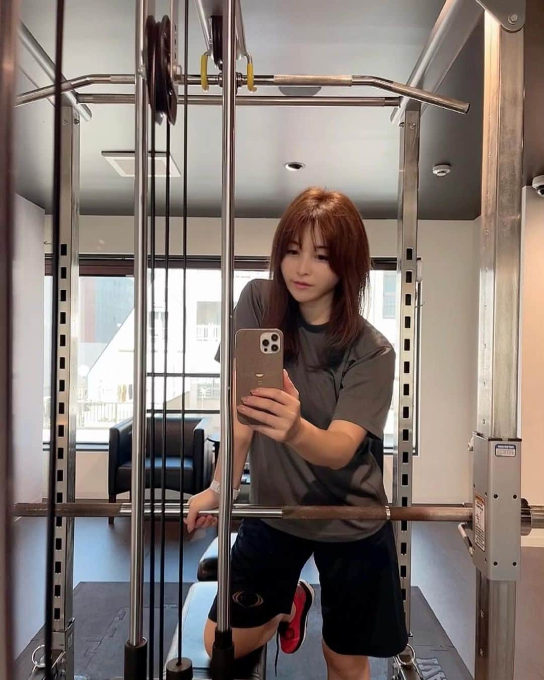 mikaのインスタグラム：「♥︎︎∗︎*ﾟ RIZAPトレーニングday🏋🏻‍♀️  今日は上半身！ トレーナーの菅野さんは実際の動作を 先に見せて詳しく説明してくれるから トレーニング初心者の私でも分かりやすい！  とにかくポジティブでモチベ上げてくれる‼️大会で優勝もしてるから、結果出してる人の言う言葉には説得力がある心強いトレーナーです💪✨  目標目指して、菅野さんのご指導のもと 引き続きがんばります😤‼️  本気モード🔥中なため来月までは ゴルフよりトレーニング投稿多めだけど 温かく見守ってください！ 質問のほかに、みんなの応援コメントも心強いのでお待ちしております🫶  気になる人は5万円の割引制度のご紹介できるので気軽にDMください！  #フィットネス #トレーニング #筋トレ #ダイエット #rizap #ライザップ #ボディメイク #ライザップ女子 #ダイエット記録 #低糖質 #ゴルフ #ゴルフ女子 #運動」