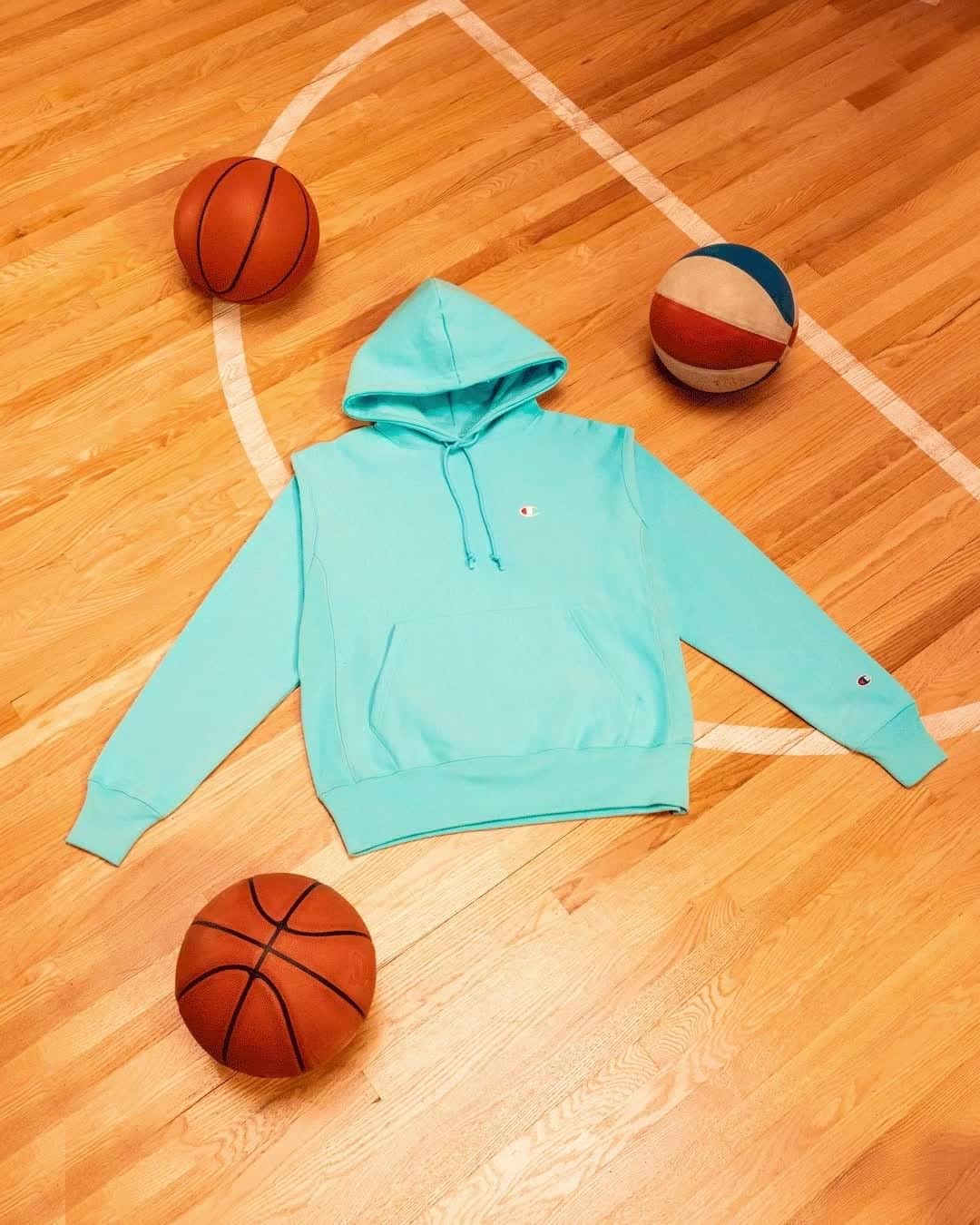 Champion EUのインスタグラム：「The original Champion hoodie in its element, on the court.  - Dribble over to the link in bio to shop our latest hoodie styles for fall.」