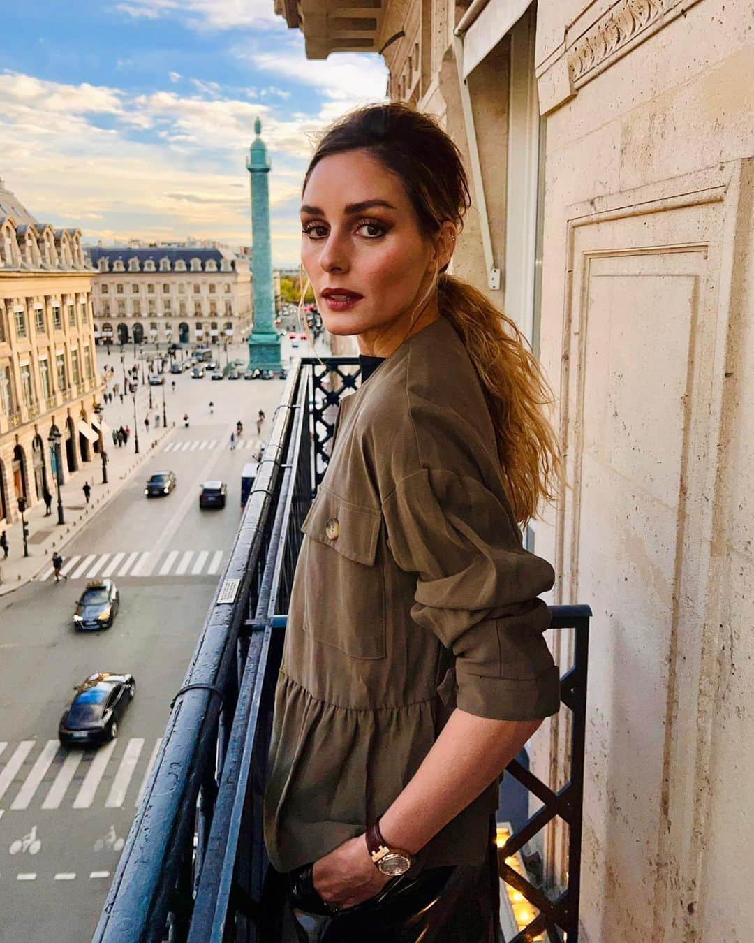 オリヴィア・パレルモのインスタグラム：「Amazing @parkhyattparis views of Place Vendome in between rain storms! 🌦 ⁣⁣ ⁣ 💄: @ncatarinomakeup ⁣⁣ 💇🏼‍♀️: @maxime_mace」