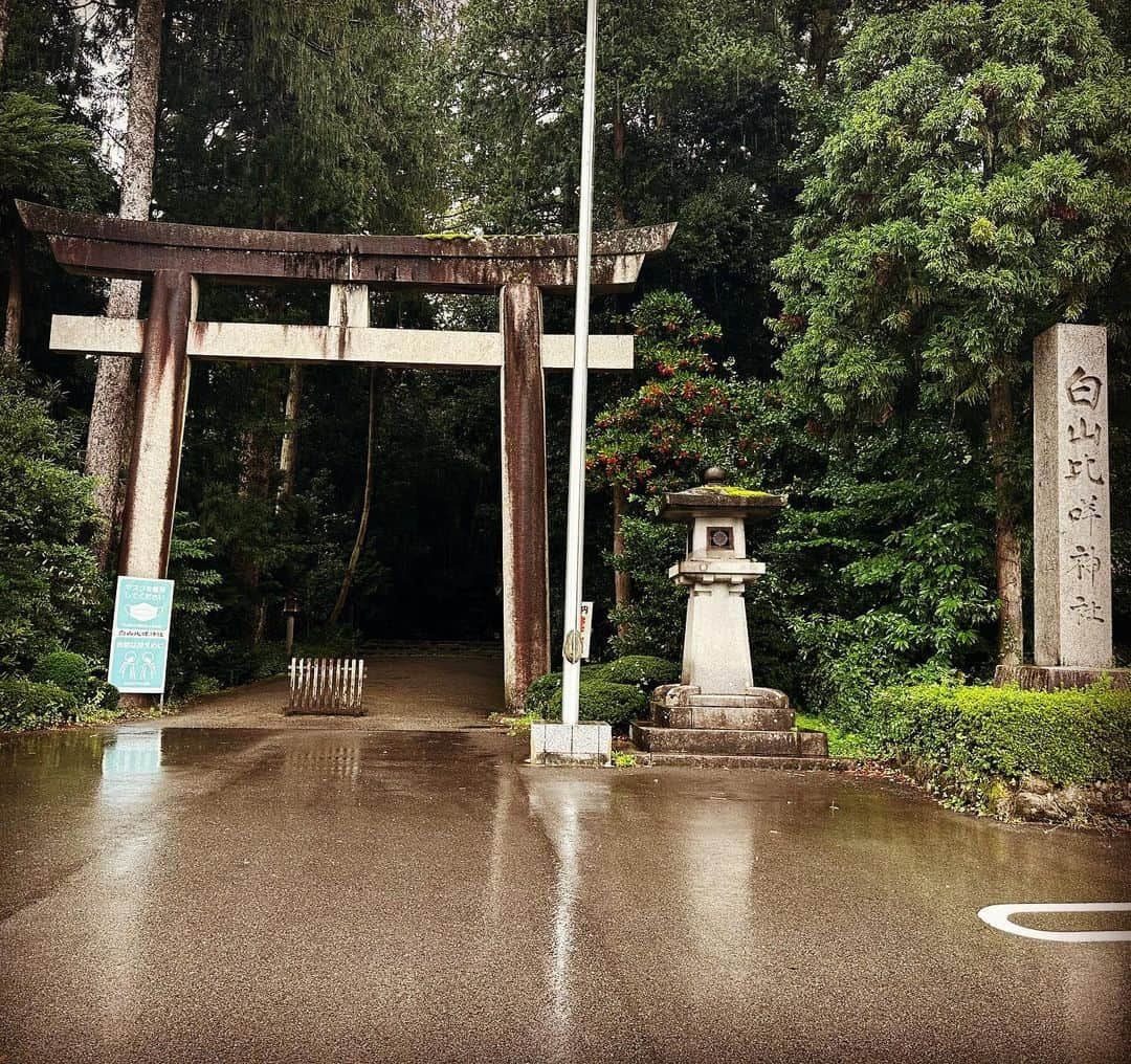 神王ＴＶのインスタグラム：「石川県の白山比咩神社に参拝してきました　（個人的には）とても愛が深いけど、とても厳しい神様のイメージなので、全国いろいろな神社に行きますが、トップ3で緊張する神社です（笑）　数え切れないほど通ってます　混乱する世界の平和をご祈祷して頂きました！  #神社 #石川県 #石川 #白山比咩神社 #白山 #愛」