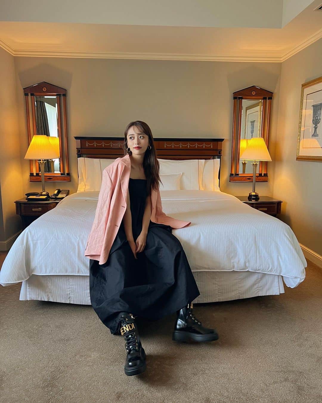 近藤千尋のインスタグラム：「今日もお疲れ様でした☺️❤️ ファッション企画のロケで とても楽しかった日😍！！📺  @fendi  のブーツが履きたくてコーディネートは シンプルにしたよ💗💗  今日は家族で外食して帰宅🏠 平日だけどたまにはいいね😊！ 今週は運動会もあるし、 体力温存しないとね🤞🥰  おやすみなさい😴(今日もはやい)」