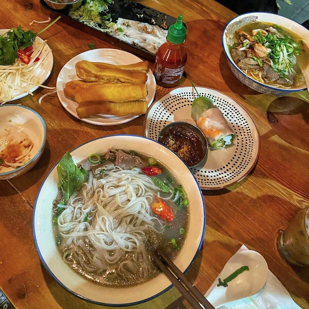 Eat With Steph & Coのインスタグラム：「Life is full of o-PHO-rtunities!! Grab it while you can 😉🍜 This is my favourite Vietnamese restaurant in London 🥰 @eatvietnam_london   📍 Location: Deptford 💸 Cost: ££ 🍃 Veg options: Yes!  🍜 Best dishes: Pho 👀 Type: Vietnamese 🇻🇳」