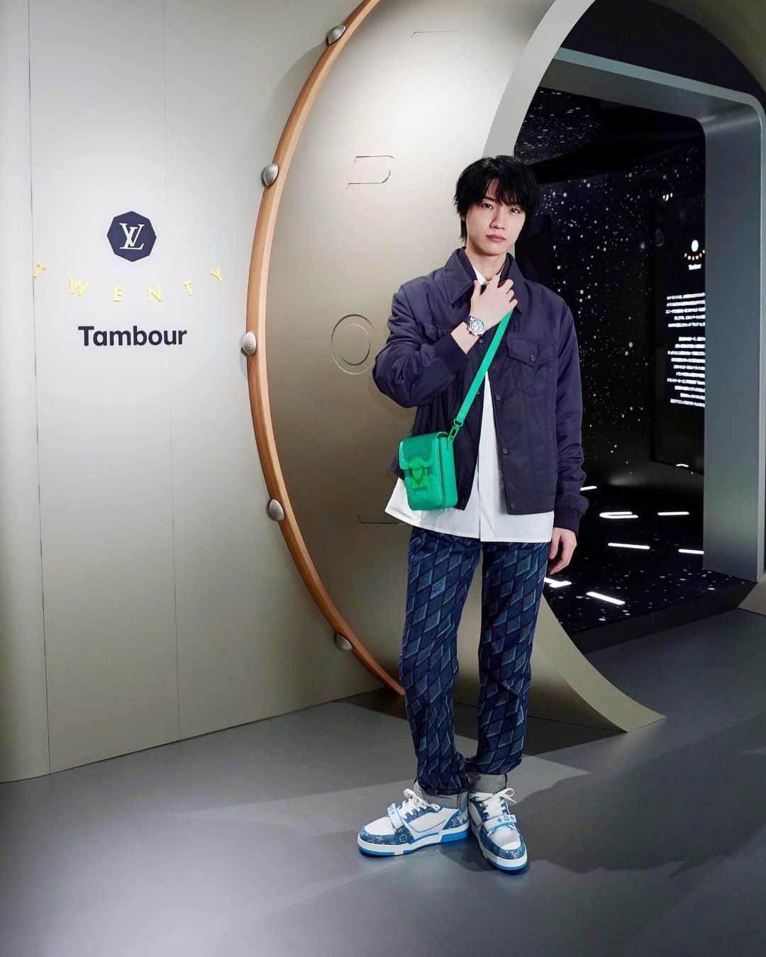 のインスタグラム：「LOUIS VUITTON TAMBOUR EXHIBITION  ルイ・ヴィトンを代表するウォッチ『タンブール』にフォーカスをあてたエキシビションへ！ 4 つの展示ルームを通して、今年で 20 周年を迎えるウォッチの歴史を辿り、その世界観を楽しめます✨ 年代毎に本当にデザインや機能性が変化していて、『タンブール』という名前は唯一なのに、時計の中には無限の可能性が存在していて、やはり時計もまた宇宙でした🪐 腕時計という限られた空間の中にどれだけの可能性を込められるか、ルイ・ヴィトンやクラフトマン達の情熱を感じることができました❤️‍🔥  MIYASHITA PARK Northのルイ・ヴィトン渋谷メンズ店 2階にて、9月29日〜10月16日まで開催しています！ ルイ・ヴィトン、そしてウォッチの世界にご興味がある方は是非✨  @LOUISVUITTON #LOUISVUITTON #LVTambour #TambourTwenty #LVFashion」