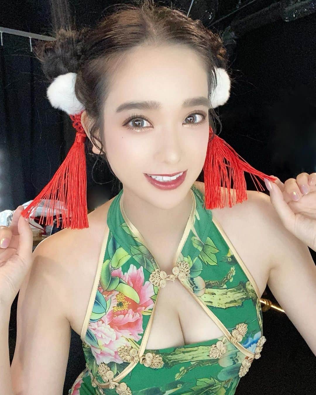 太田麻美のインスタグラム：「チャイナ🐼🇨🇳❤️  お仕事で少し早めのハロウィンコスプレしました🎃  #china #chinagirl #cosplay #halloween #happyhalloween #チャイナ #チャイナ服 #チャイナドレス #コスプレ #ハロウィン #ツインお団子」