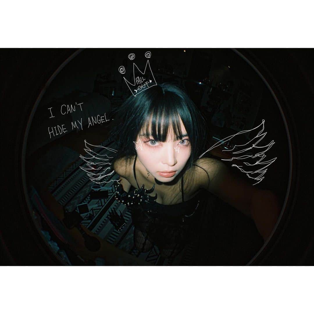 なつかのインスタグラム：「𓆩♡𓆪 A devil that haunts in my mind whispered💀🦴˚ ༘！  necklace:@ohtnyc  glove:@daisuketanaka18 @tanakadaisuke_official」