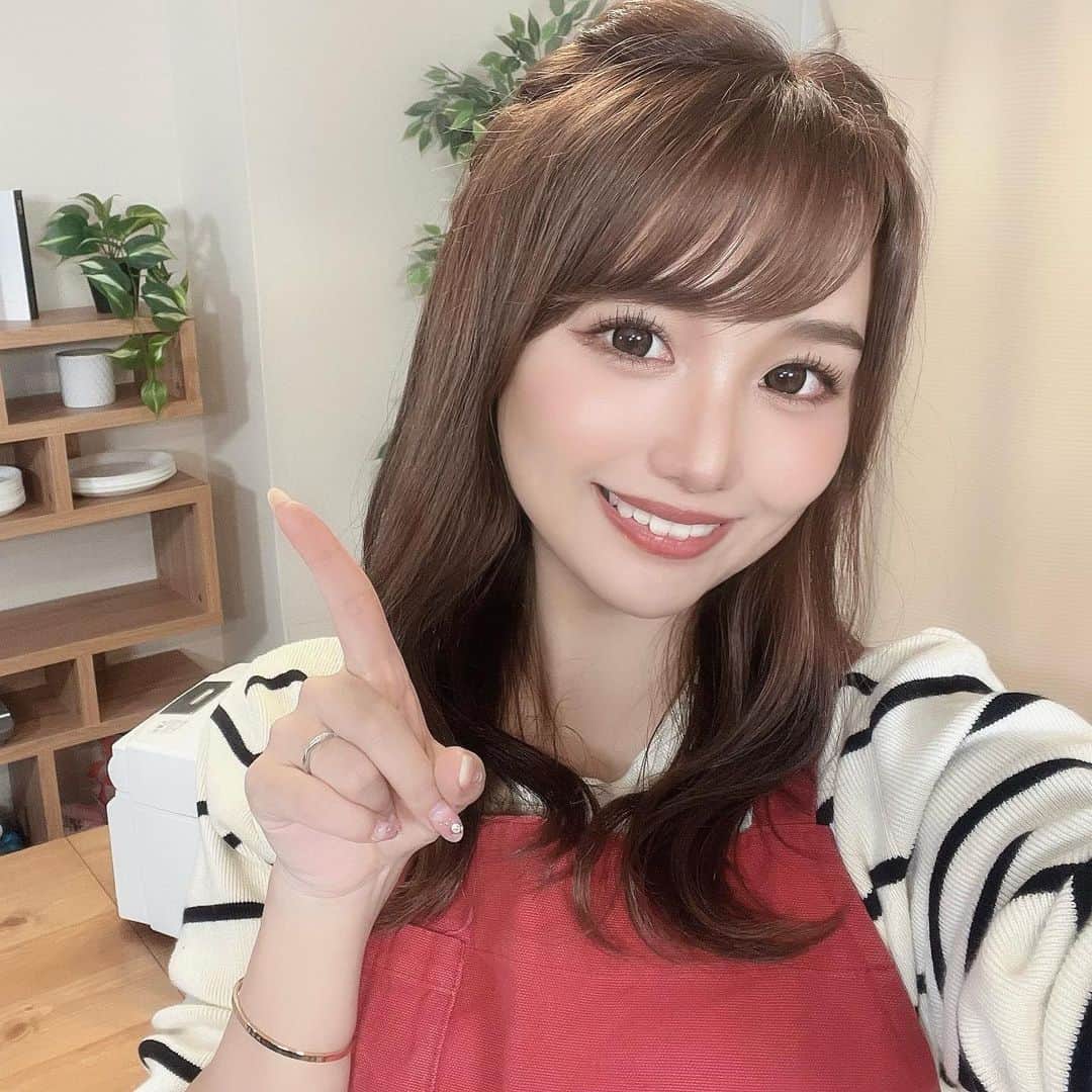 のインスタグラム：「⋆  オルデンの水 コマーシャル撮影してきました😌💧  いろいろな飲み物をオルデンの水と他のミネラルウォーターで作って比較するっていう企画でした〜  とっても楽しかったし、 お水によって、こんなに変わるんだ、と衝撃だった𓏧😳  ノルウェーの天然水を使ってるナチュラルミネラルウォーターなんだけど、 軟水で喉越しが良くて、とっても飲みやすかったです！  オルデンの水で炊いたお米が美味しすぎて感激した🥹  また告知します！ ぜひぜひ見てね〜🤍  #オルデン #ミネラルウォーター #水  #飲料水 #ナチュラルミネラルウォーター #ノルウェーの水 #ノルウェー」