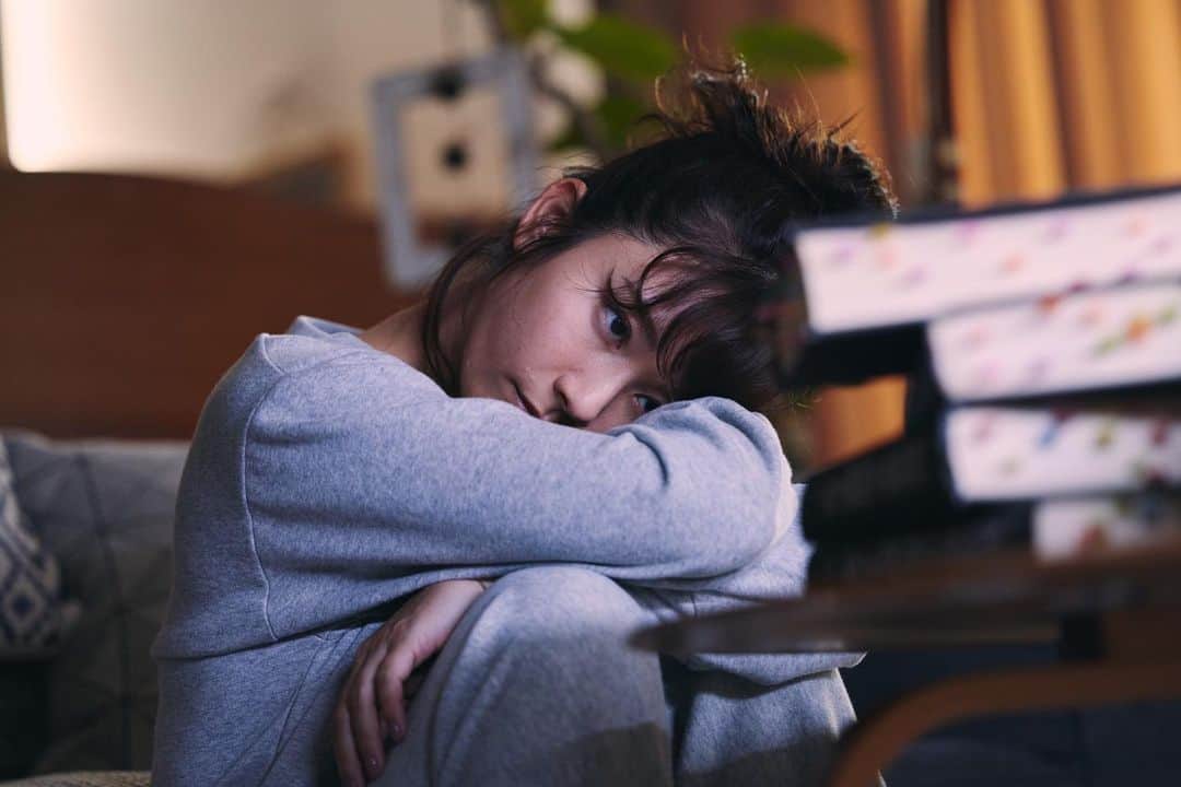 ノンレムの窓のインスタグラム：「落ち込む #木村文乃 さん演じる宮川アナウンサー😨 一体何があったのでしょう…😂  右に見えている付箋だらけの分厚い本は放送禁止用語をまとめた放送禁止用語大全。このドラマの中の世界では月に一回新しい大全が出ます👀  スペシャルドラマ #ノンレムの窓 は10/9(日)よる10:30〜🍁」