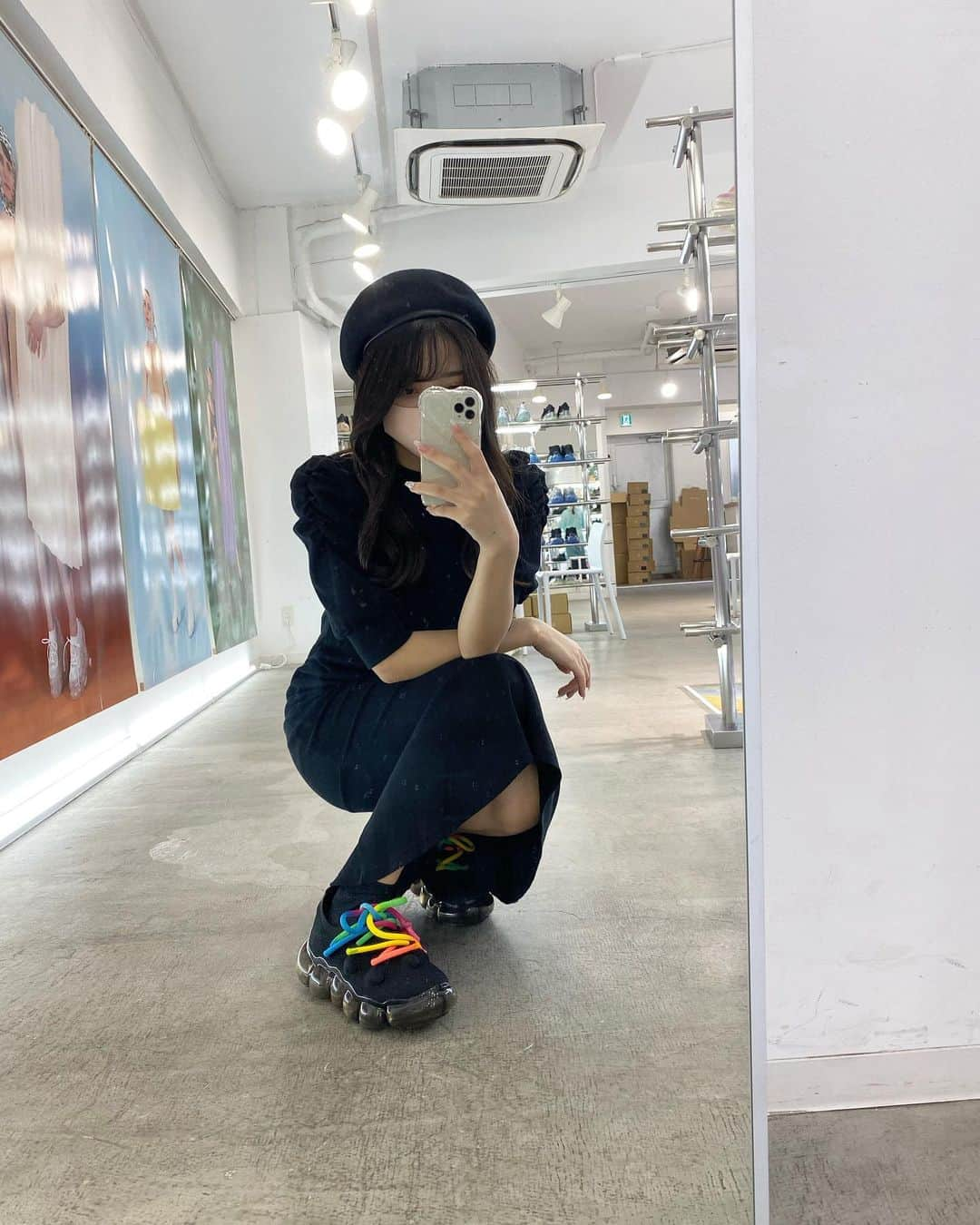 山口はのんのインスタグラム：「⛸🌈 . . . 2枚目のおくついくらだと思う？🙁 ひとつひとつ溶かして作ってるみたい！ . . . #grounds #グラウンズ #スニーカー」