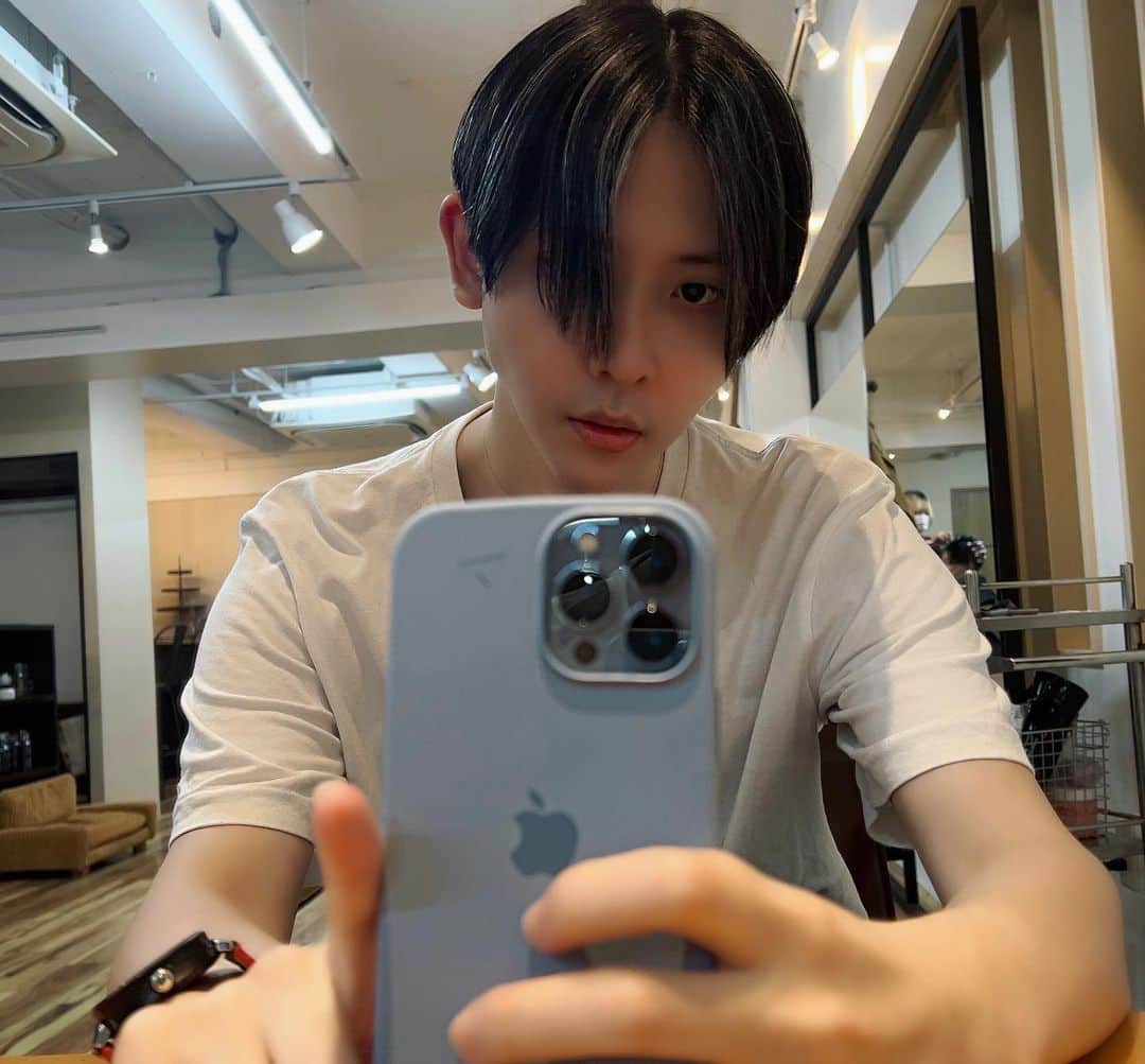 banvoxのインスタグラム：「New hair style💇🏻‍♂️ ダークアッシュにホワイトのハイライト💇🏻‍♂️ 落ち着いた感じにした❤️‍🔥  @mizuki__nagata 🔥 @yado_tokyo  #hairstyle #hair  #haircolor #haircut」
