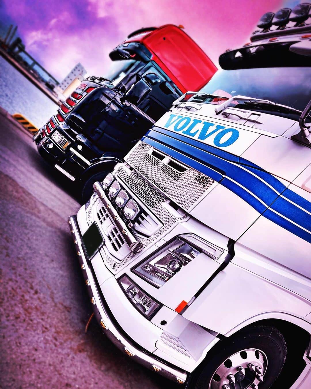 佐々木梨乃のインスタグラム：「🤍💙❤️  #pinofriend#🤍#💙#❤️  #volvo #volvotruck #volvotrucks  #scania #scaniatruck #scaniatrucks   thank you for the wonderful meeting💜」