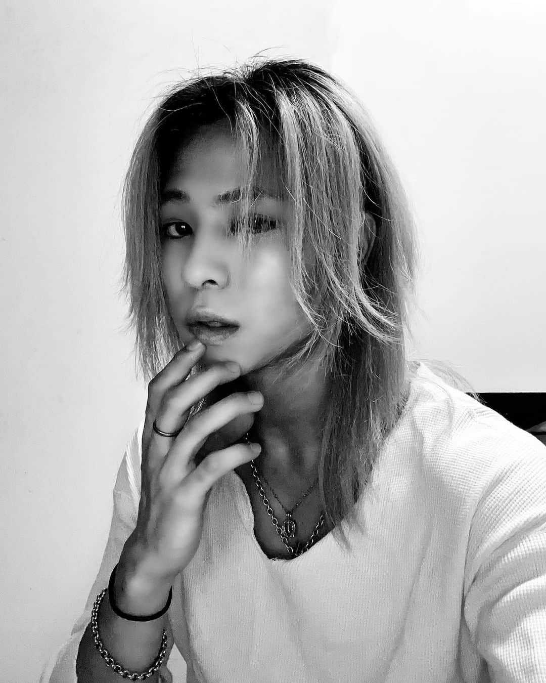 のインスタグラム：「夏終わり！な気がする！ みんなどんな夏だったかな？(*^ω^*) 教えてーー！！！ （コメント返すよ(* • ω • )b前は沢山のコメントありがとー！  #selfie#selfies #selfietime #selfienation #potd#instagood #instalike  #셀카#셀카그램 #셀카놀이#셀카타임 #셀커샷#셀피#얼스타그램 #허쉬컷 #自撮り#自撮り男子#自己満 #ウルフカット#メンズウルフ」