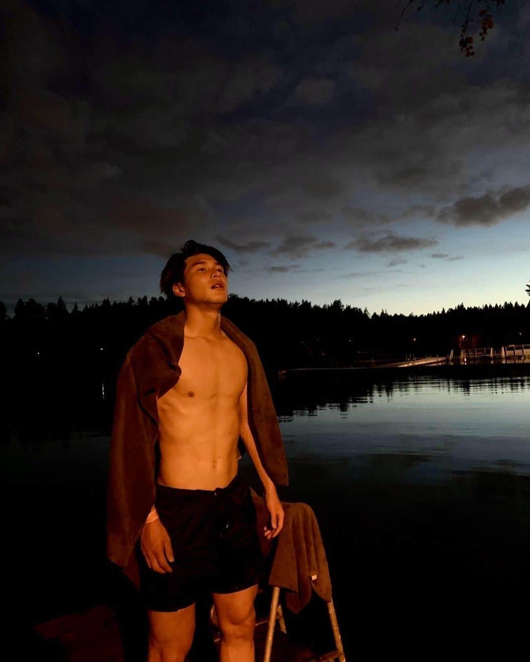 橋岡大樹のインスタグラム：「休みの日にフィンランドに行ってきました😁 サウナに入りまくる最高の旅でした🧖‍♂️やっぱ本場のサウナは違うね😆  #フィンランド #1日に #サウナ3軒ハシゴ　#サウナ入りすぎて #肌乾燥 #景色も綺麗 #サウナから直で海　#湖 #スモークサウナ#ぬし」