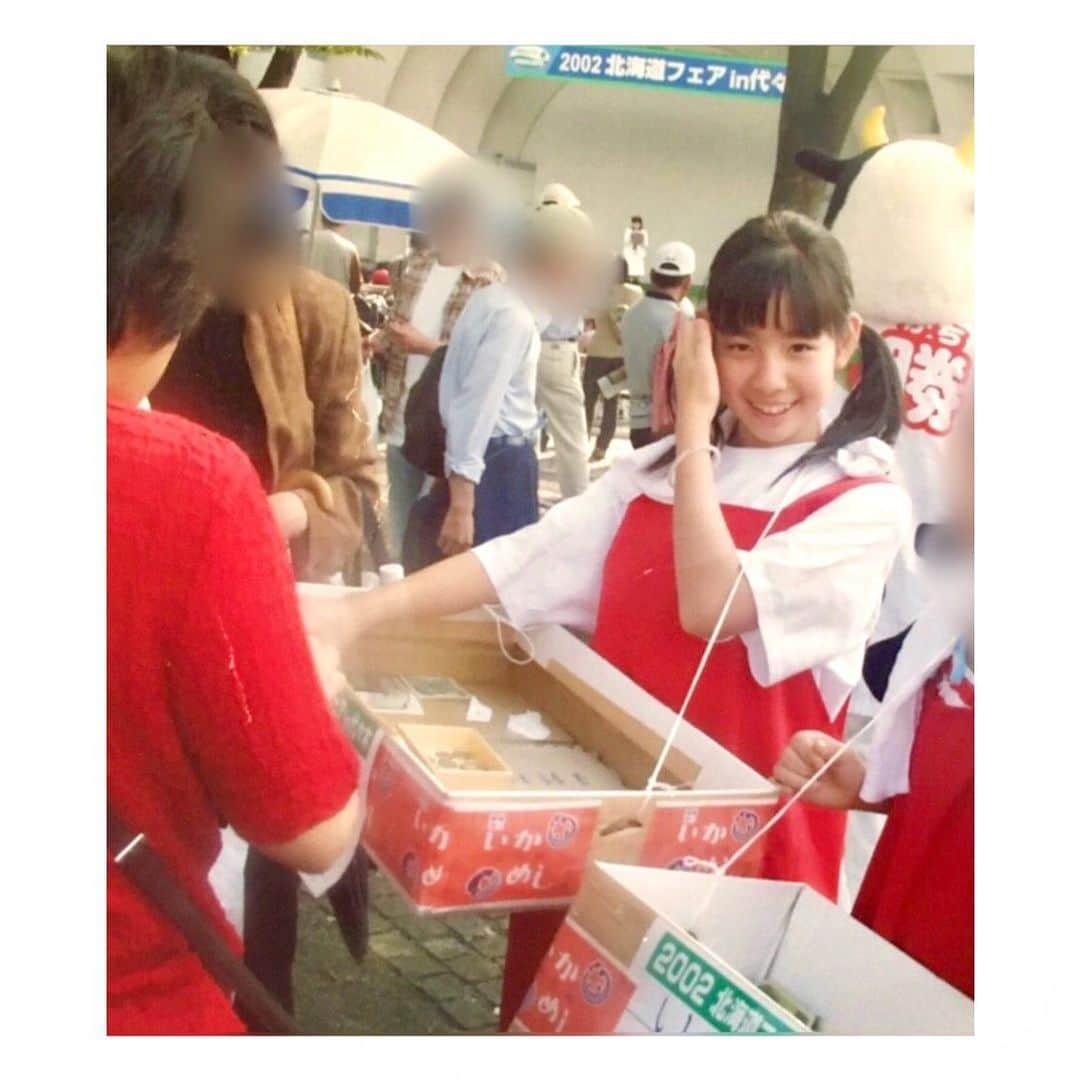 今井麻椰のインスタグラム：「ちょうど20年前🥹！子供すぎる。笑  代々木公園の北海道フェアは、小さい時からずーっとお手伝いをしてきたイベントです🦑✨  コロナ禍で中止→明日から3年ぶりに開催されます🦑！！  私の思い出の場所、代々木公園にぜひ〜❤️ (日曜だけいません)  #代々木公園 #北海道フェア #いかめし #いかめし阿部商店」