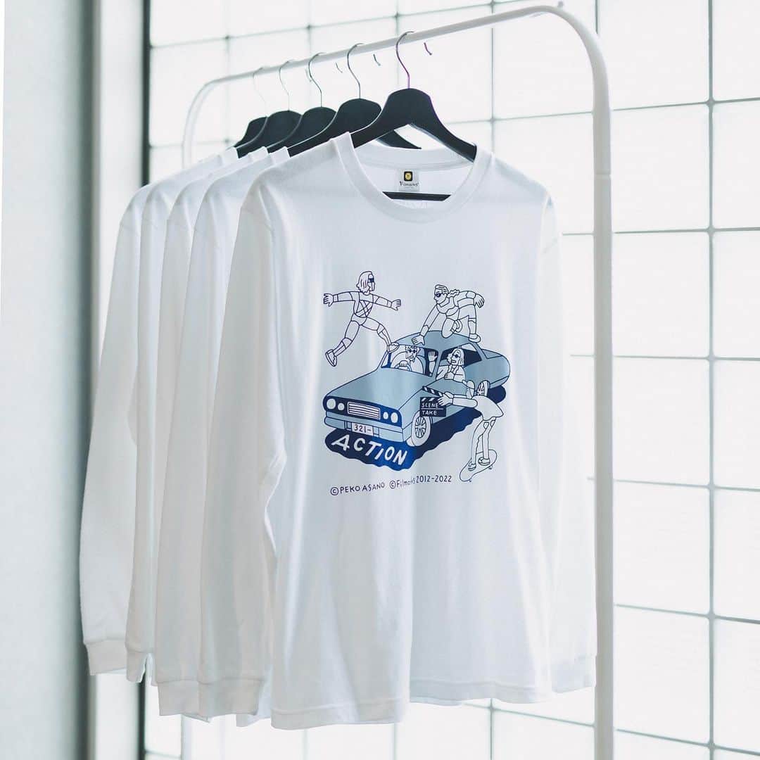 Filmarksのインスタグラム：「・ 各デザインをご紹介🐻  Filmarks Genre Collection ACTION × #朝野ペコ  ▼デザインコンセプト アクション映画をテーマに描きました。 ２人のヒーローが見せ場を作るクライマックス。アクション映画ではあるあるの車を絡めての対決です。  -¥5,500（tax in） #FilmarksStore にて販売中🛒 プロフィールのリンクより購入できます。」