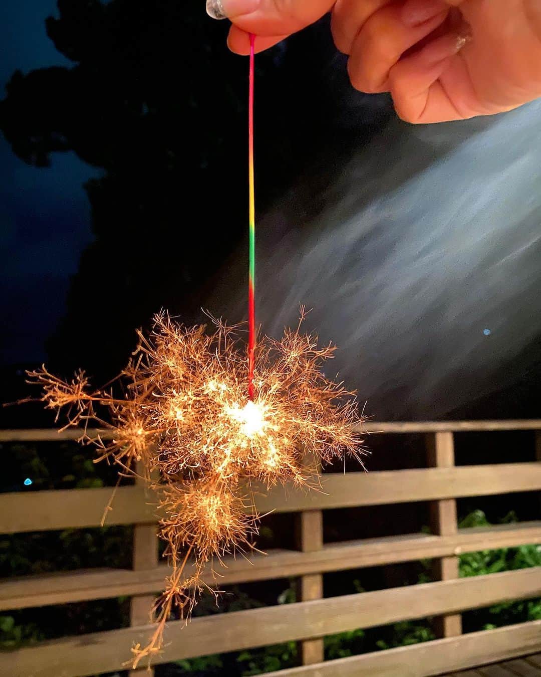 のインスタグラム：「あと2日で9月も終わり😩  夏満喫したなぁ🎆 来月からは秋を感じたい🍁  何だか切ない写真🤣 スワイプしてみてね💗  #夏の思い出 #線香花火 #夏 #花火」
