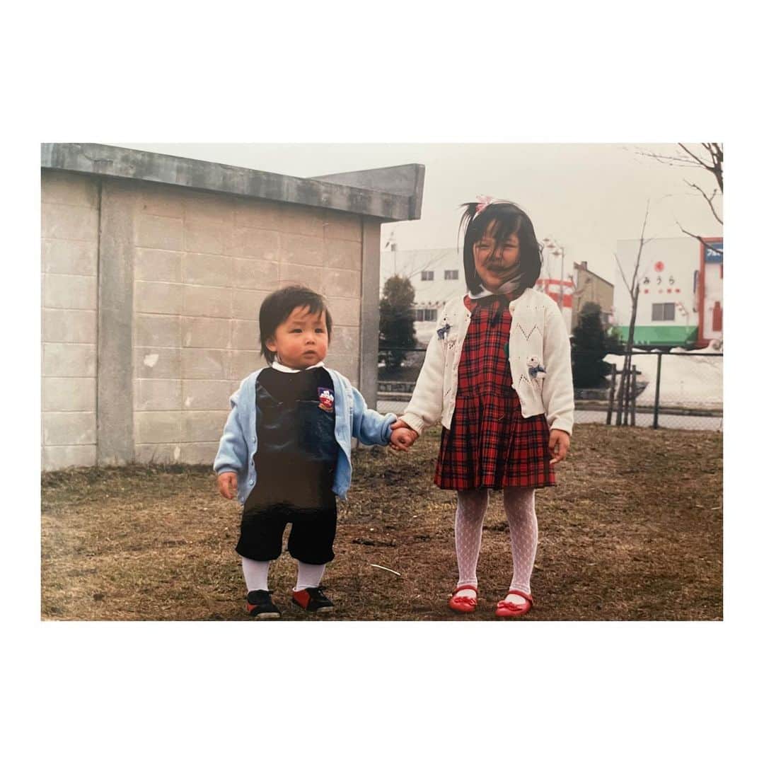 小寺智子さんのインスタグラム写真 - (小寺智子Instagram)「・ ・ 2022.9.28  先日、3年半ぶりの地元・札幌へ。  コロナ禍において 結婚したり、 子供が産まれたりと 家族が増えた小寺家ですが ようやく親戚全員で顔合わせすることができました。  個人的には 歳の離れた妹ができたことが本当に嬉しくて、 弟のお嫁さんなんだけど、 もう可愛くて可愛くてたまりません。  「お姉さん」 と呼ばれるたびに🥺☜こんな顔になる（笑）  やっぱり 家族が増え、 守るものができる喜びは、 何物にも代え難いなぁと実感しています。  我が家は つかず離れずという絶妙な距離感を 家族全員で守っていて、 仲はいいけれど、ベタベタはしていない。 親に依存しない。 子供にも依存しない。 けれど絶対的な愛情と信頼がある。 そこが好き。  それにしても 幼い頃の写真を実家で見ていたら 私ってば、 昔から赤ばっかり着ていたのねという話になり。 タイツもリボンも赤。 大人になった今でも、 一番好きな色はと聞かれれば赤と答える。  独身時代の母の写真を見ると ものすごいお洒落でびっくりしたんだけれど、  「結婚してからは自分の服は買わずに、 子どもたちの服ばっかり買ってたわ〜 あれも着せたい、これも着せたいって 思っちゃってね〜」と、ケラケラ笑ってた。  とは言え 色付きレンズのメガネで 娘を抱っこするママ、だいぶイケてて好きよ。  結んで、紡いで、繋いでいきたいなぁ。 今、心の中にある この優しくて、柔らかくて、強いもの。」9月28日 20時58分 - tomoko_kodera