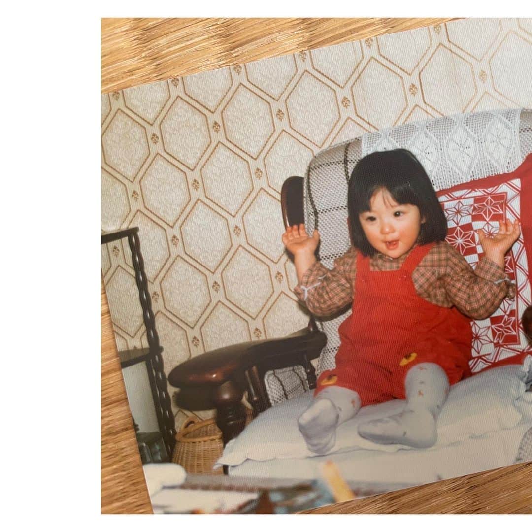 小寺智子さんのインスタグラム写真 - (小寺智子Instagram)「・ ・ 2022.9.28  先日、3年半ぶりの地元・札幌へ。  コロナ禍において 結婚したり、 子供が産まれたりと 家族が増えた小寺家ですが ようやく親戚全員で顔合わせすることができました。  個人的には 歳の離れた妹ができたことが本当に嬉しくて、 弟のお嫁さんなんだけど、 もう可愛くて可愛くてたまりません。  「お姉さん」 と呼ばれるたびに🥺☜こんな顔になる（笑）  やっぱり 家族が増え、 守るものができる喜びは、 何物にも代え難いなぁと実感しています。  我が家は つかず離れずという絶妙な距離感を 家族全員で守っていて、 仲はいいけれど、ベタベタはしていない。 親に依存しない。 子供にも依存しない。 けれど絶対的な愛情と信頼がある。 そこが好き。  それにしても 幼い頃の写真を実家で見ていたら 私ってば、 昔から赤ばっかり着ていたのねという話になり。 タイツもリボンも赤。 大人になった今でも、 一番好きな色はと聞かれれば赤と答える。  独身時代の母の写真を見ると ものすごいお洒落でびっくりしたんだけれど、  「結婚してからは自分の服は買わずに、 子どもたちの服ばっかり買ってたわ〜 あれも着せたい、これも着せたいって 思っちゃってね〜」と、ケラケラ笑ってた。  とは言え 色付きレンズのメガネで 娘を抱っこするママ、だいぶイケてて好きよ。  結んで、紡いで、繋いでいきたいなぁ。 今、心の中にある この優しくて、柔らかくて、強いもの。」9月28日 20時58分 - tomoko_kodera