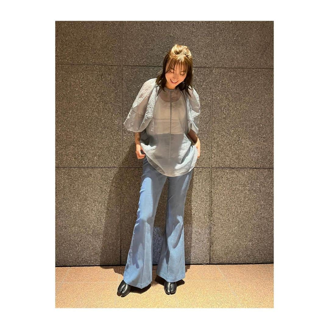 阿部華也子のインスタグラム：「👗💙」