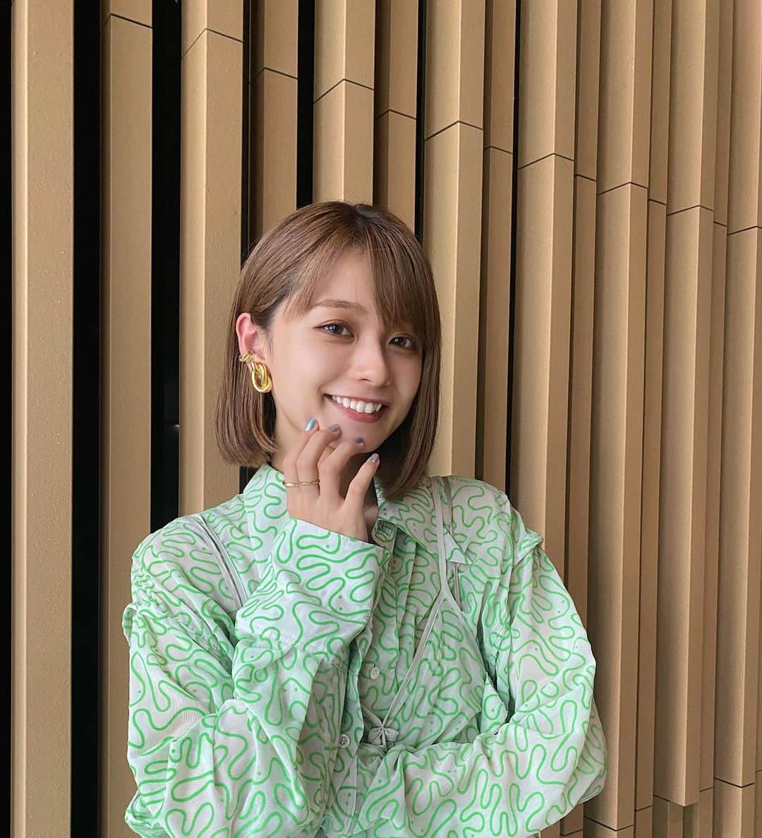 足立佳奈のインスタグラム：「衣装選ぶときも、 やっぱり緑を手にしちゃうよね。 この柄可愛かった🦖🦖  #あだちふく」