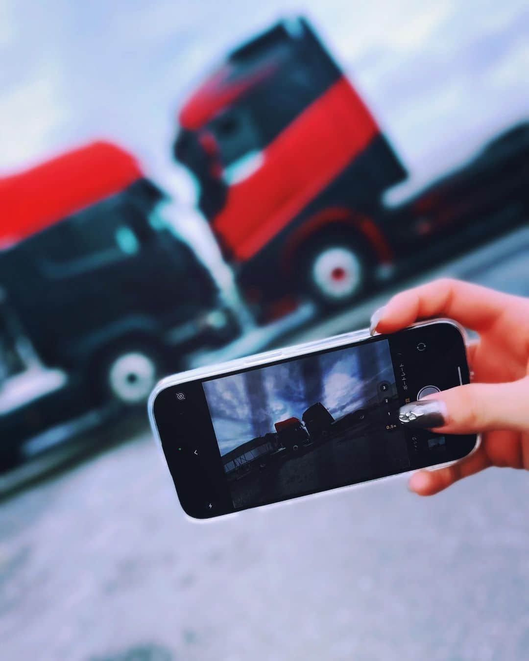 佐々木梨乃のインスタグラム：「🖤❤️💙  #volvo#volvotruck #volvotrucks  #scania #scaniatruck #scaniatrucks   I'm glad I met a wonderful woman like you💜」