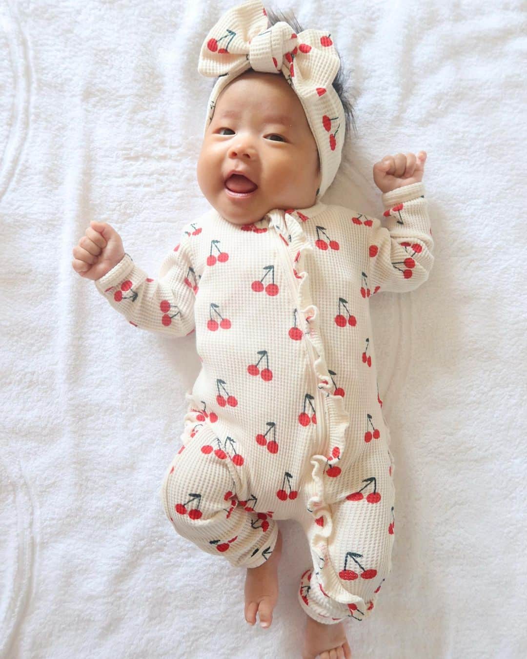 Mai Wakimizuのインスタグラム：「最近のわたちのコーデ特集♡毎日ママに着せ替え人形させらてまちゅ♡笑 クレジットはそれぞれタグ付けしてます＼(^o^)最後はおまけ♡ #生後1ヶ月#生後2ヶ月#babygirl#0歳女の子#女の子コーデ #spearmintbaby#petitbateau#laivicar」
