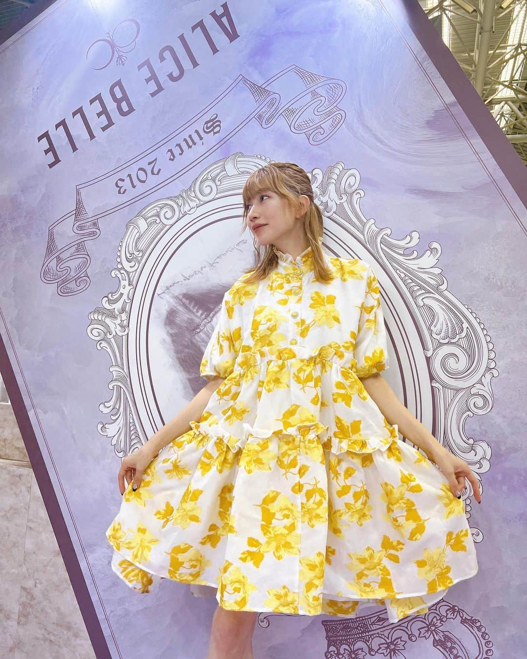 山本ソニアのインスタグラム：「⚜️🃏ALICE BELLE 🐇⚜️  大阪INTEXの展示会場で一際目立つ #不思議の国のアリス な世界観なブース💜🫧  初日のトークショーでは商品のラインナップやブランド理念など @lisa_asakura66 とお話ししました🫶🏻  衣装は @dreamsisterjane 🌼💛  明日もお楽しみに💕  #alicebelle #アリスベル #sisterjane#dreamsisterjane」